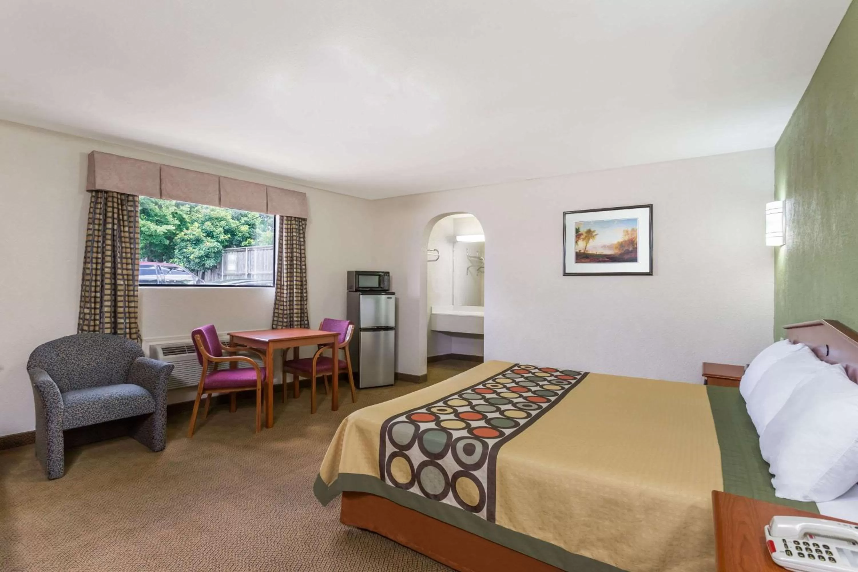 Photo of the whole room, Bed in Knights Inn Franklin Ave Waco