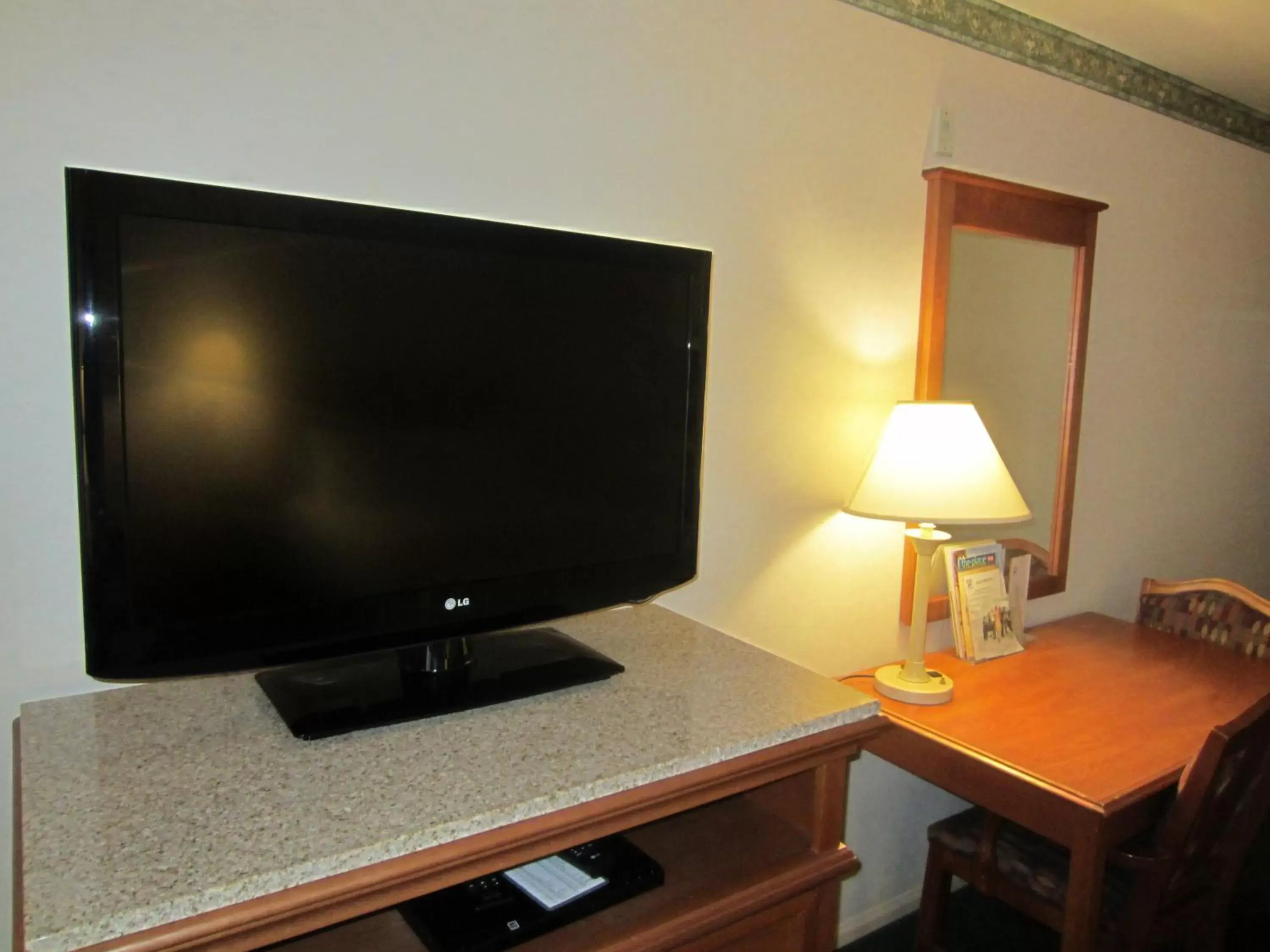 TV and multimedia, TV/Entertainment Center in Old Town Inn