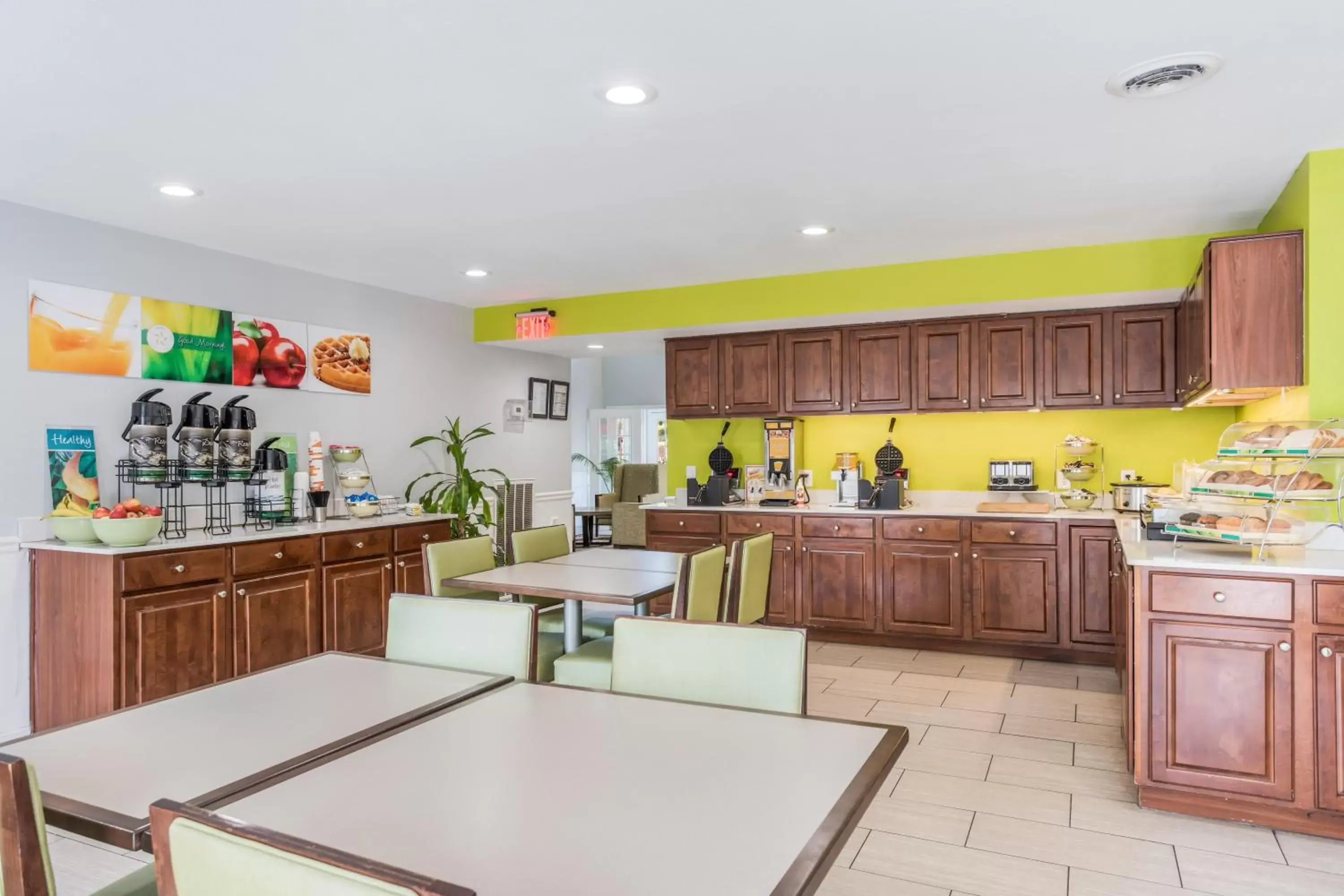 Breakfast in Quality Inn Gallatin-Nashville Metro Breakfast in Quality Inn Gallatin-Nashville Metro