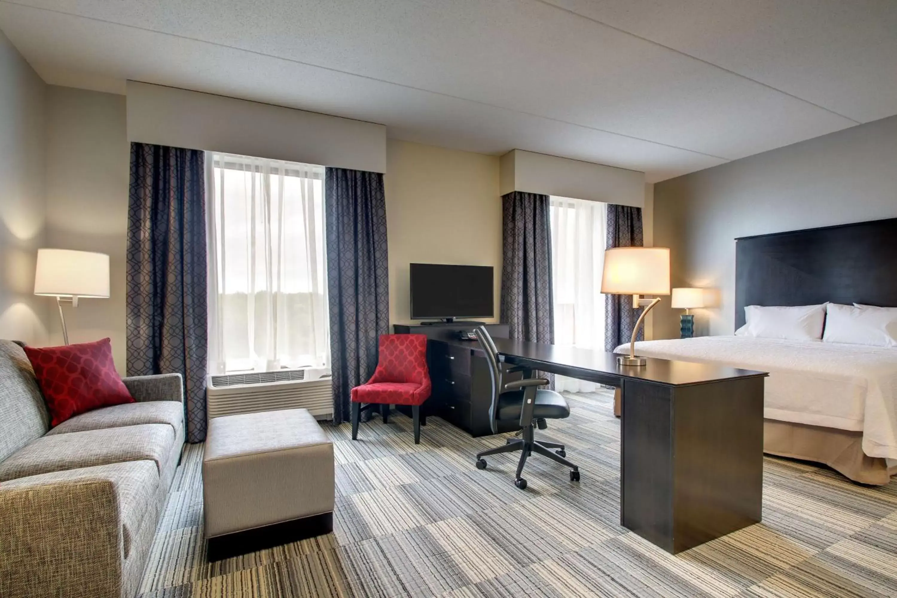Bed, Seating Area in Hampton Inn & Suites Greenville Airport