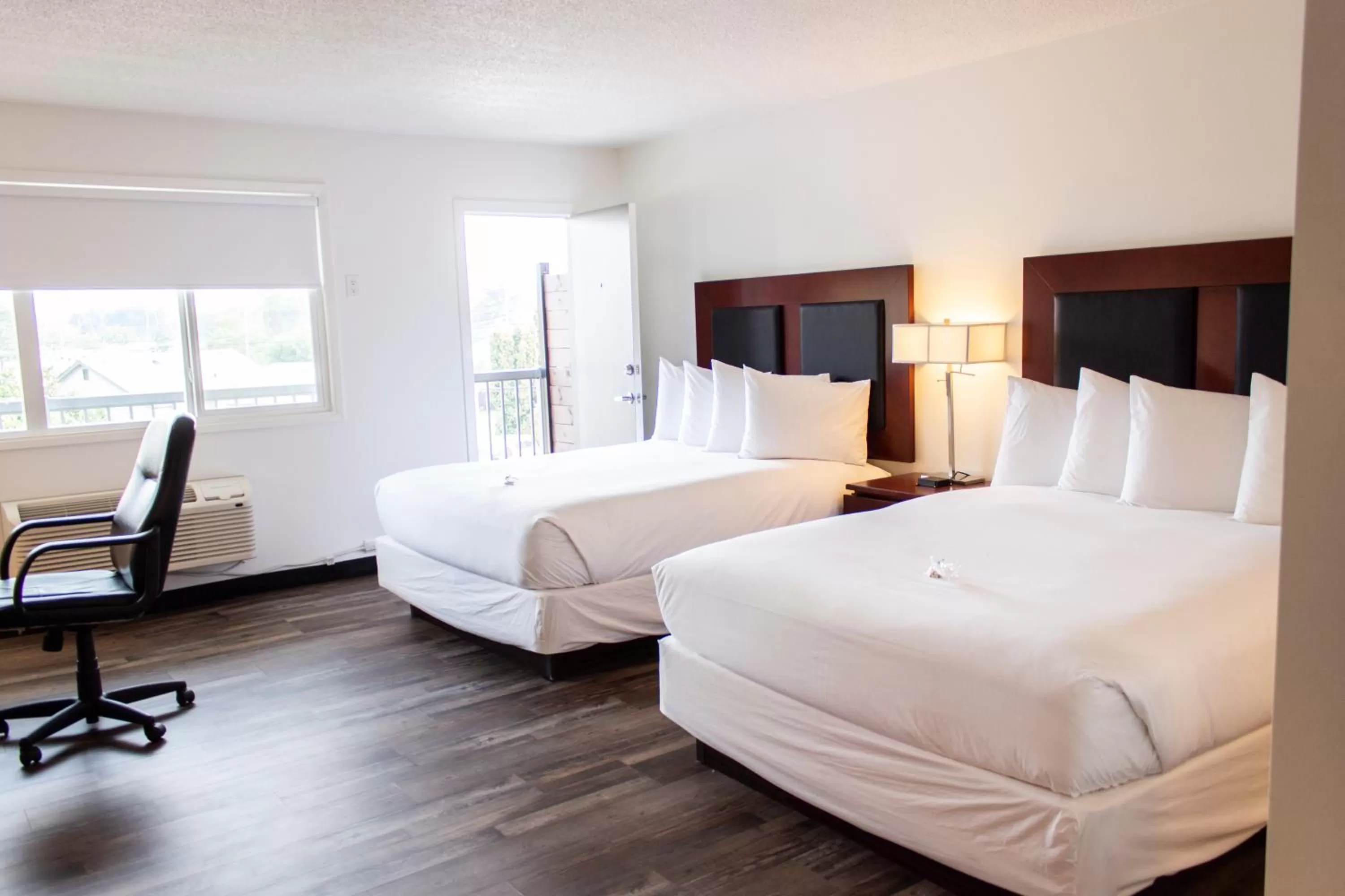 Bed in Hotel Penticton, Ascend Hotel Collection