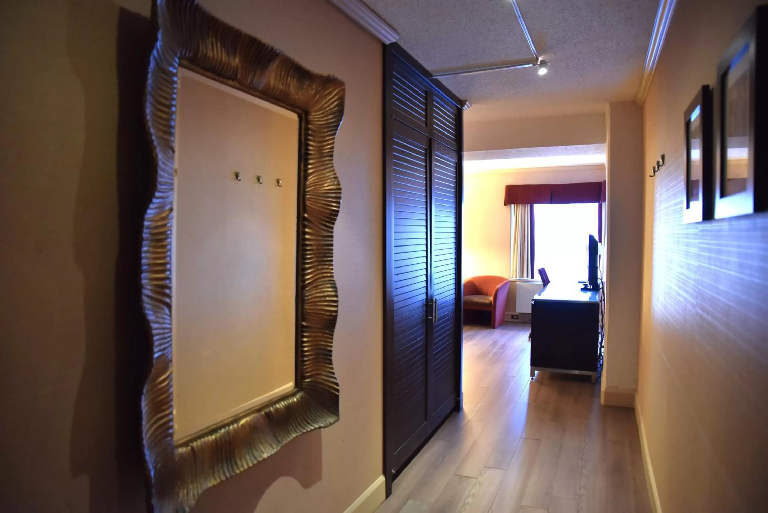 Photo of the whole room in Hôtel Le Concorde Québec