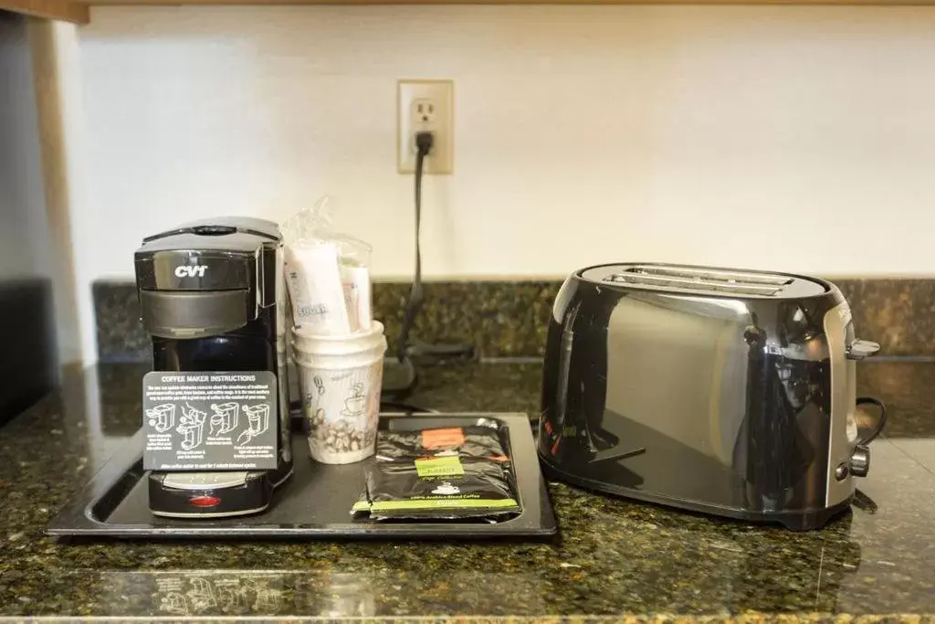 Coffee/tea facilities, TV/Entertainment Center in Savannah House Hotel