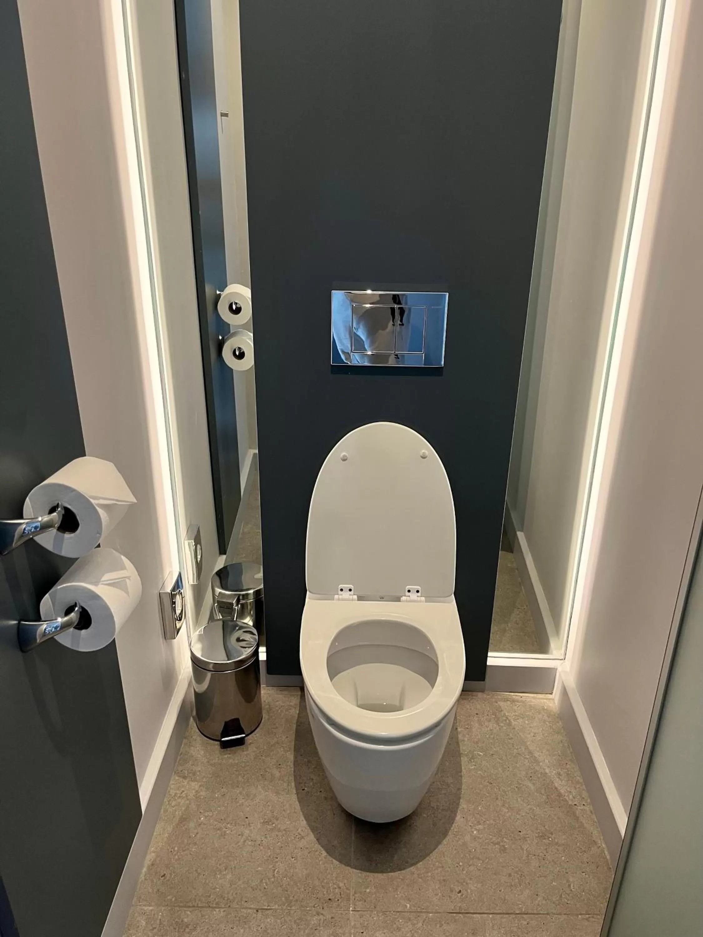 Toilet in Cape Town Marriott Hotel Crystal Towers