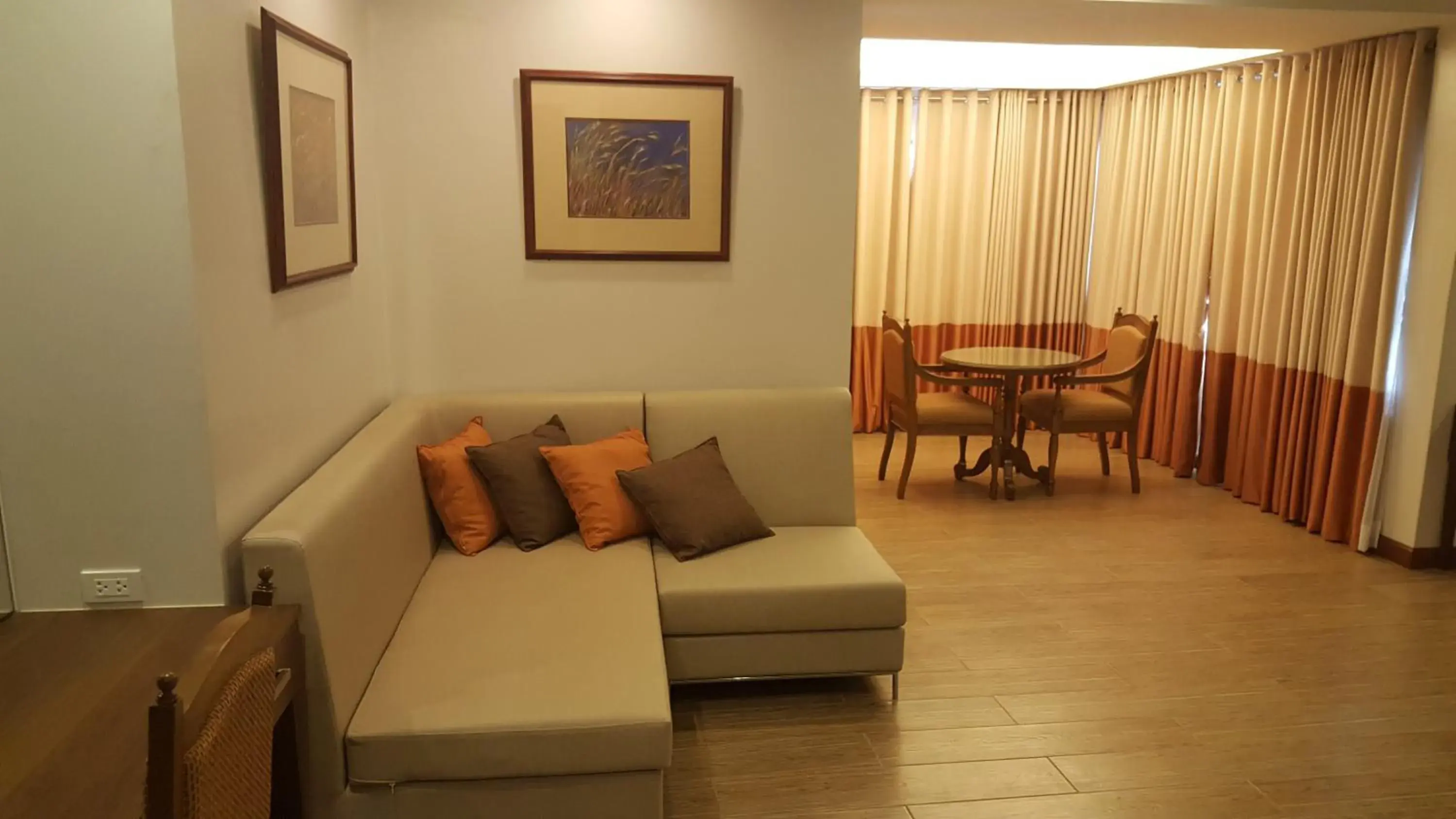 Living room, Lounge/Bar in La Fiesta Hotel
