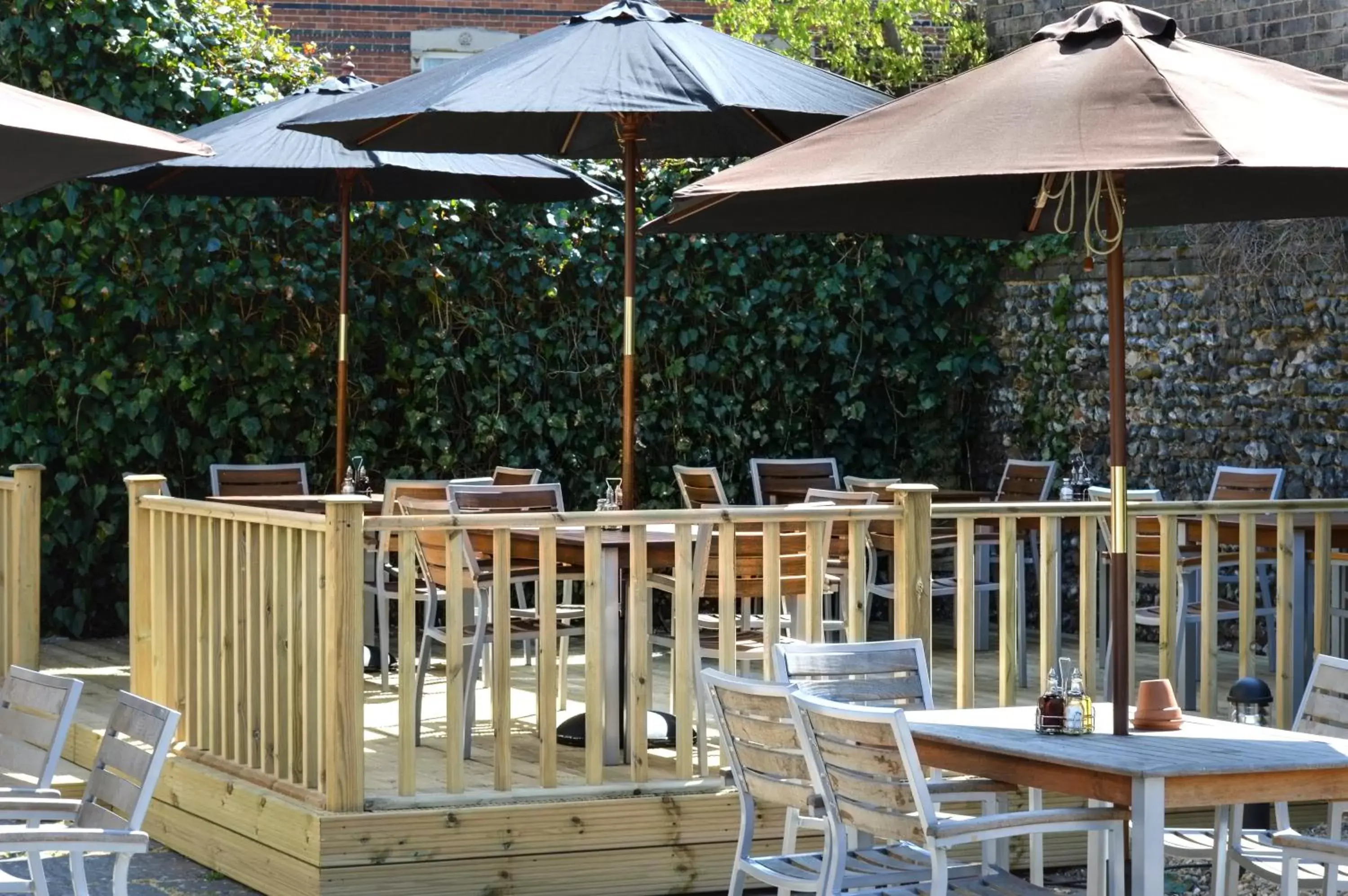 Garden, Restaurant/Places to Eat in The Crown Inn Hotel