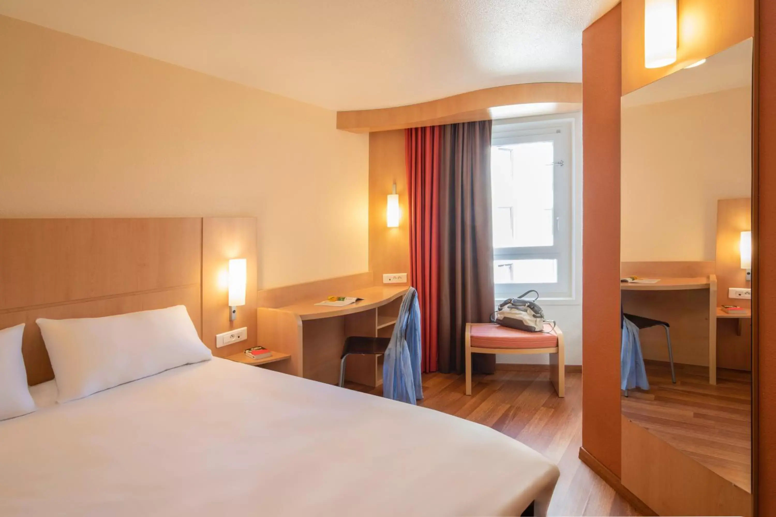 Photo of the whole room, Bed in ibis Tours Centre Gare