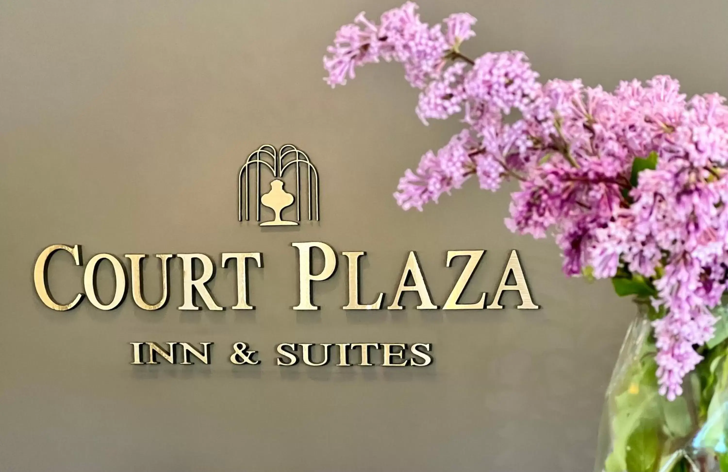 Lobby or reception in Court Plaza Inn & Suites of Mackinaw