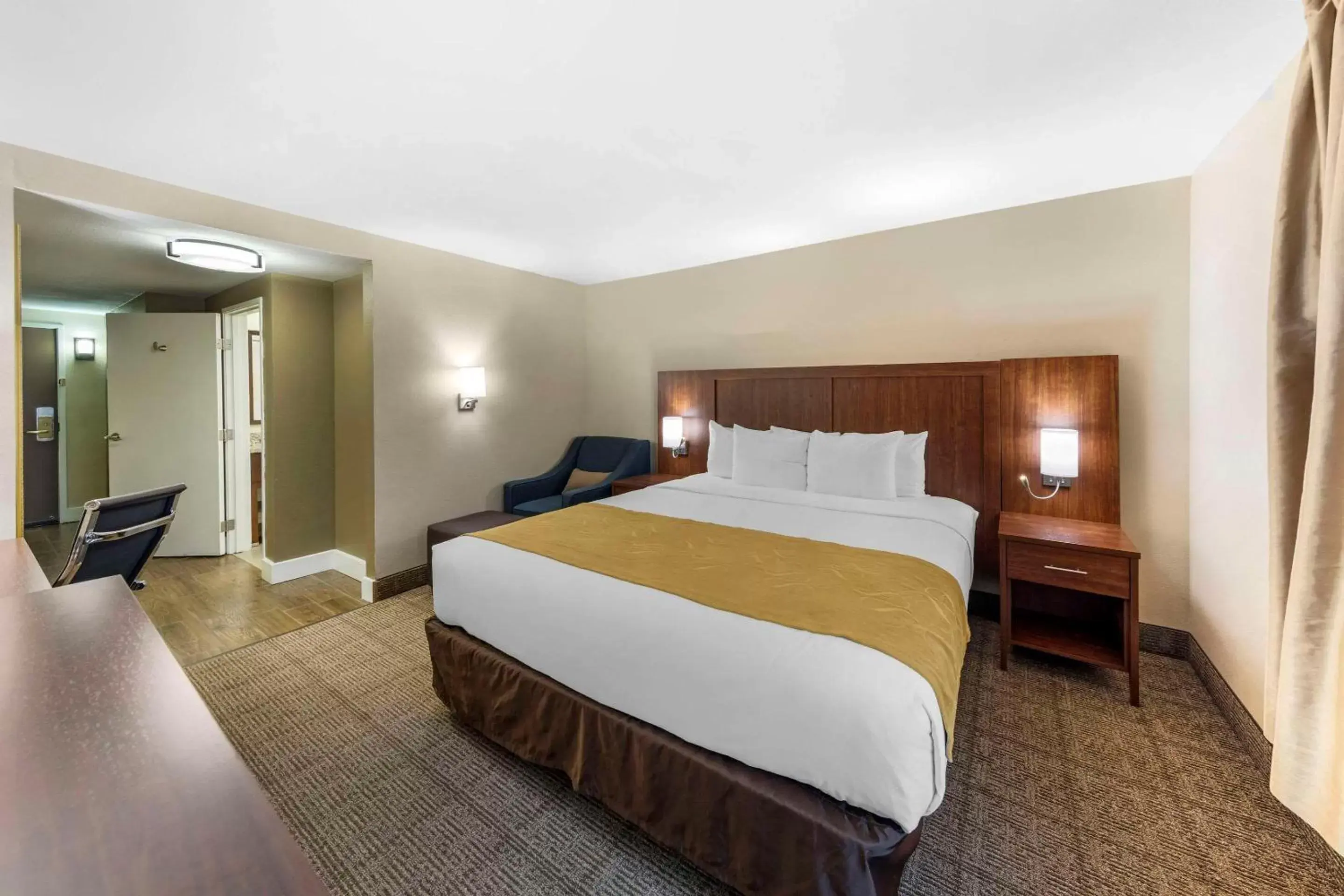 Bedroom, Bed in Comfort Suites Tulare