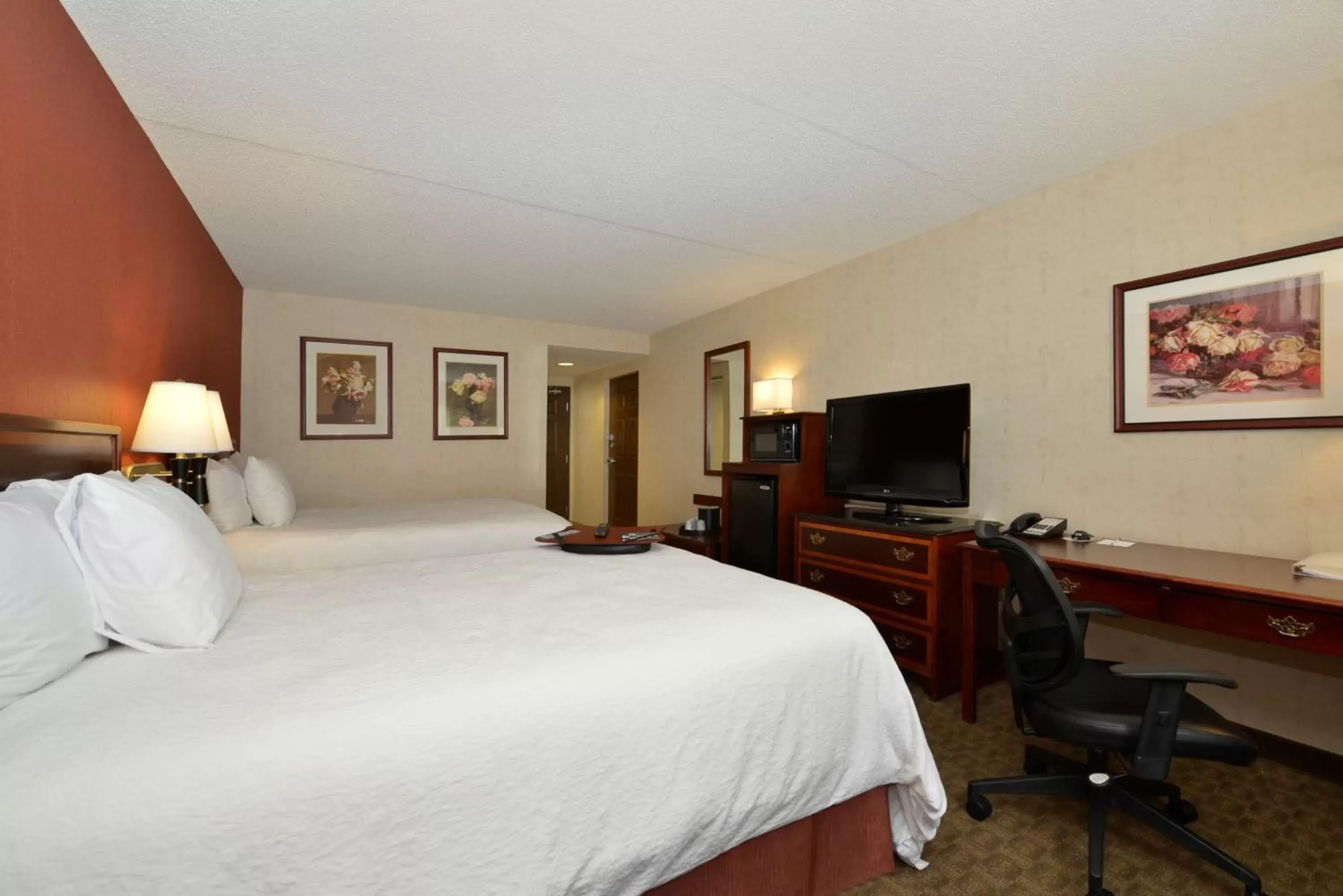 Bed in Hampton Inn East Aurora