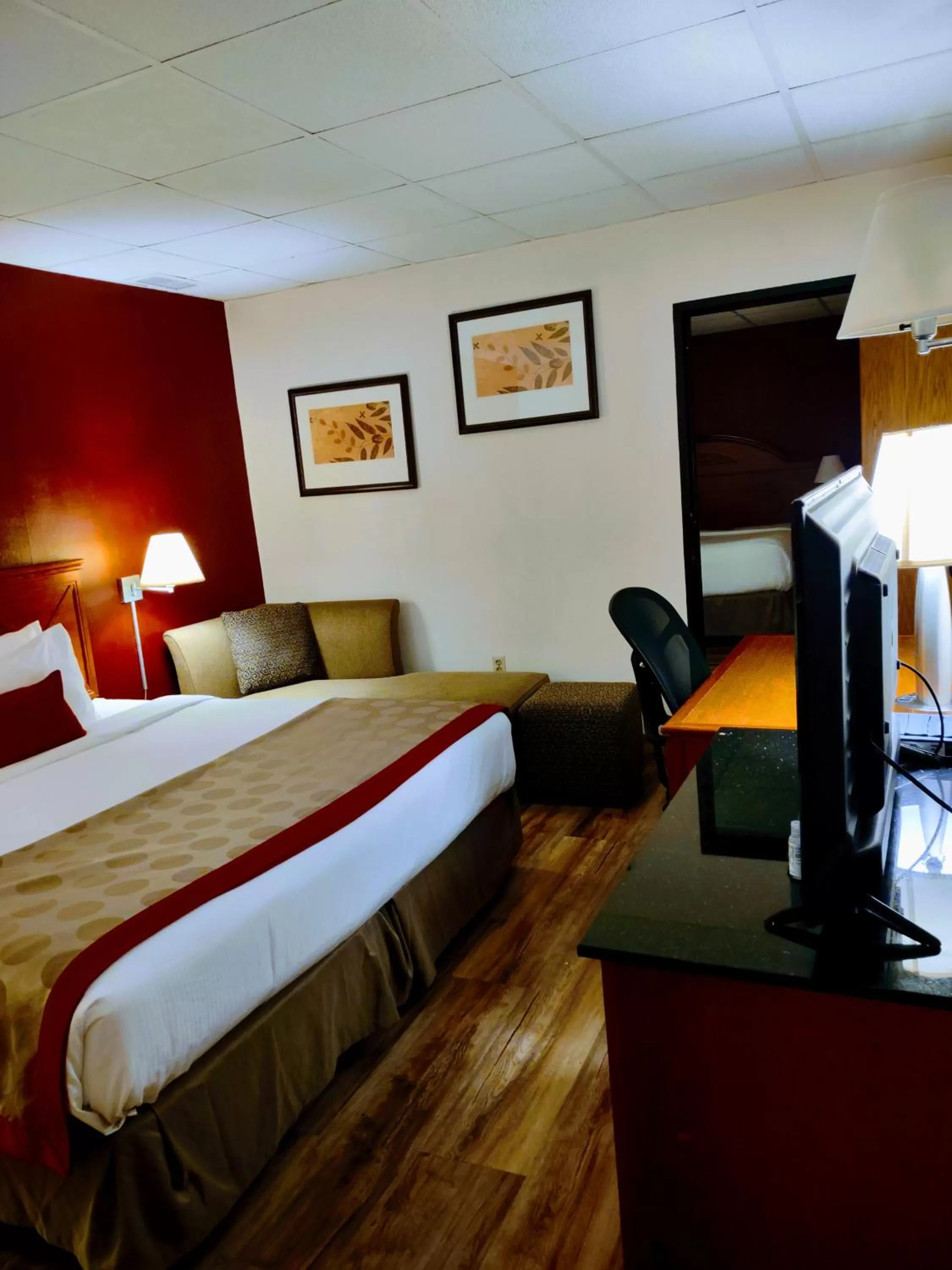 Bedroom, Bed in Ramada by Wyndham Albert Lea