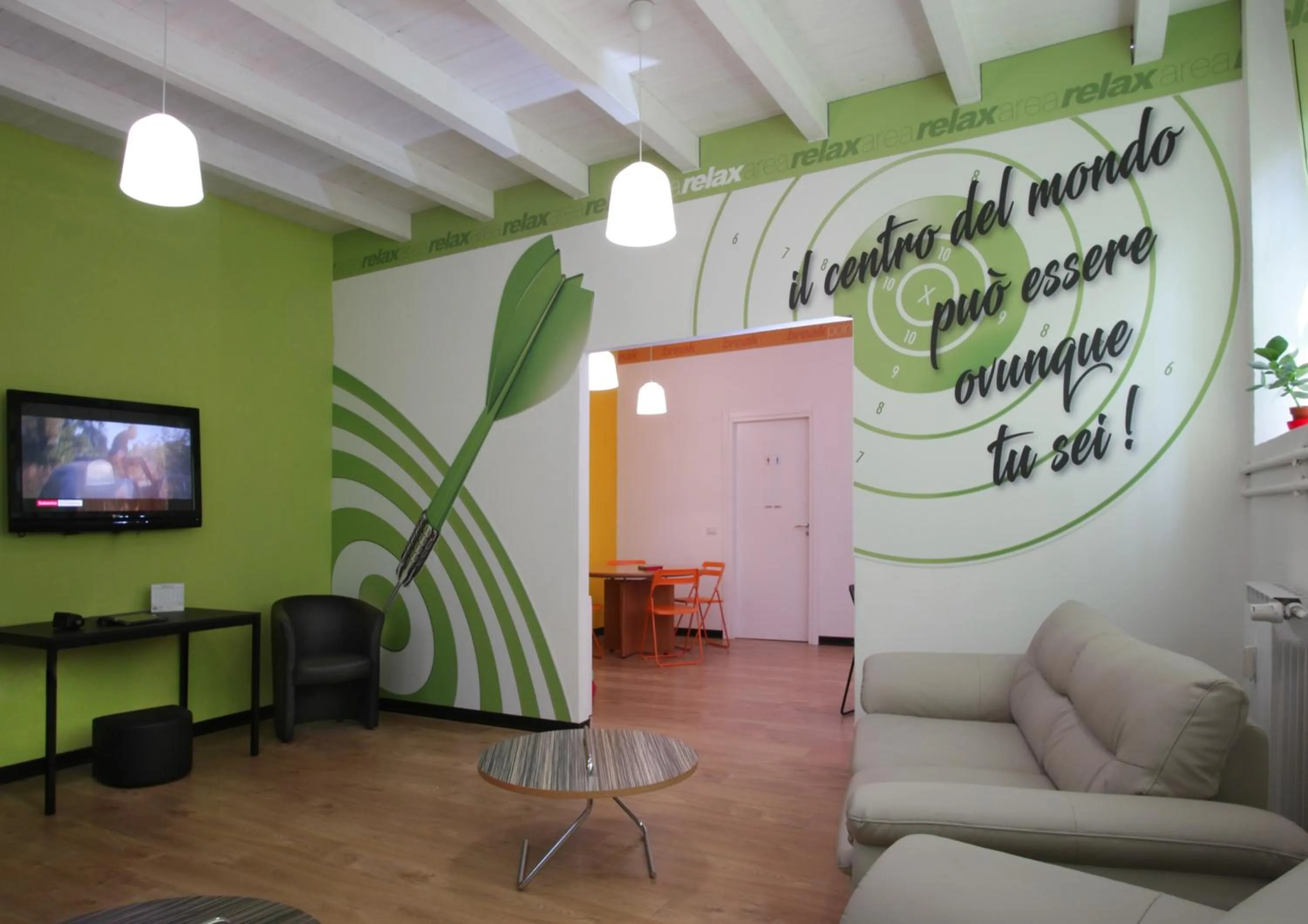 Communal lounge/ TV room in Milano Ostello