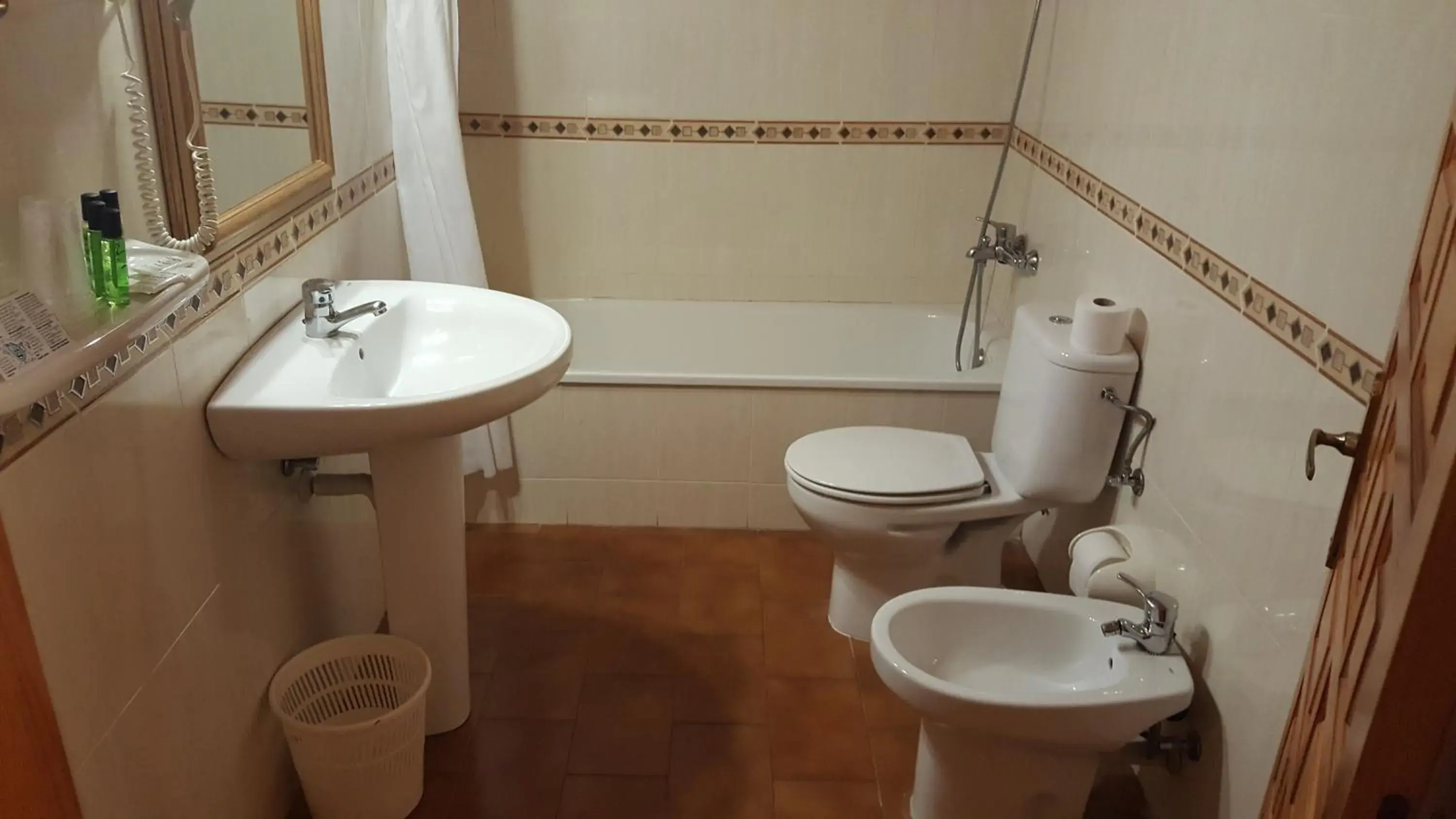 Bathroom in Hotel Meson de LAinsa