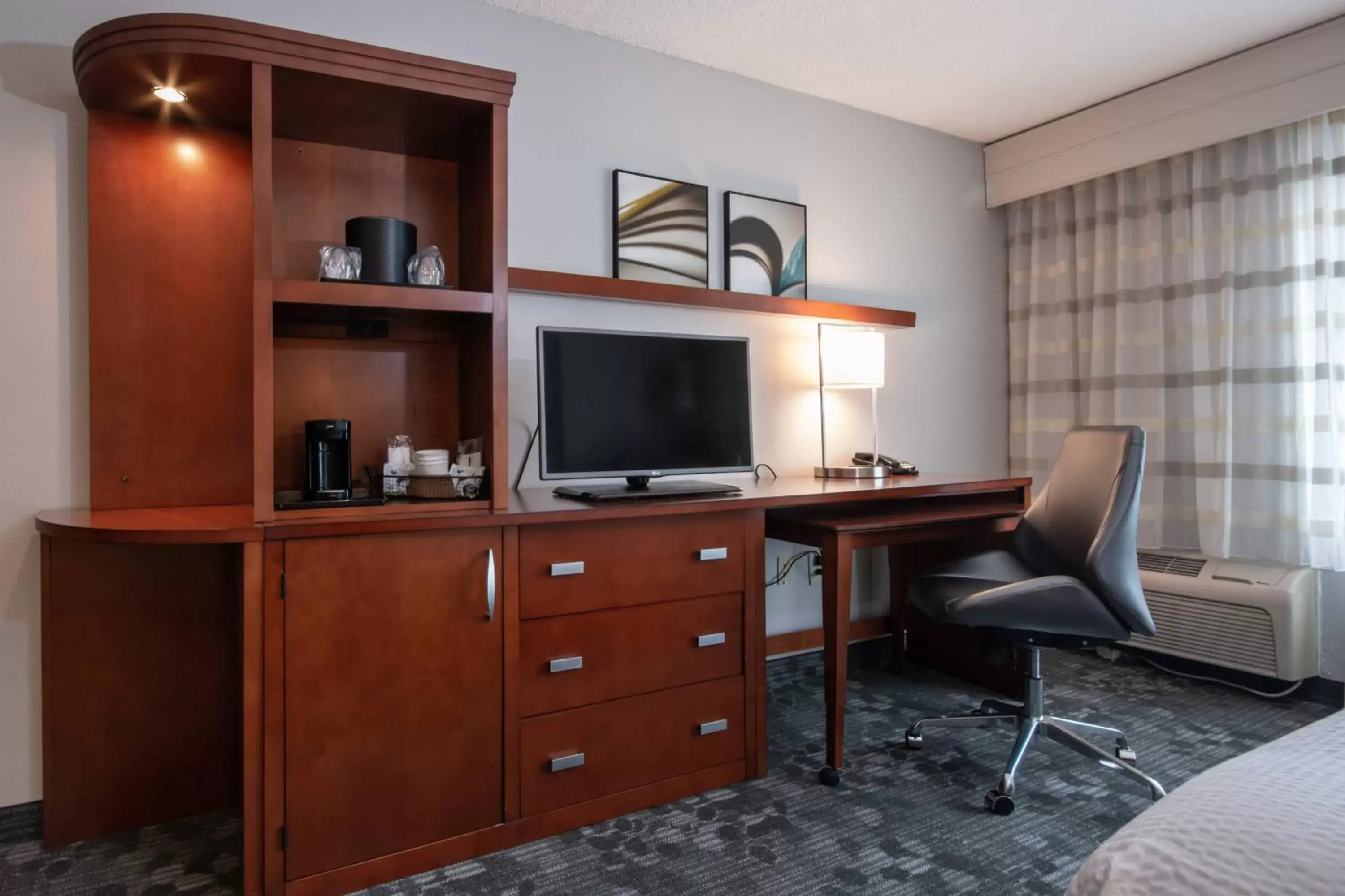 Photo of the whole room, TV/Entertainment Center in Courtyard by Marriott Charlotte Lake Norman