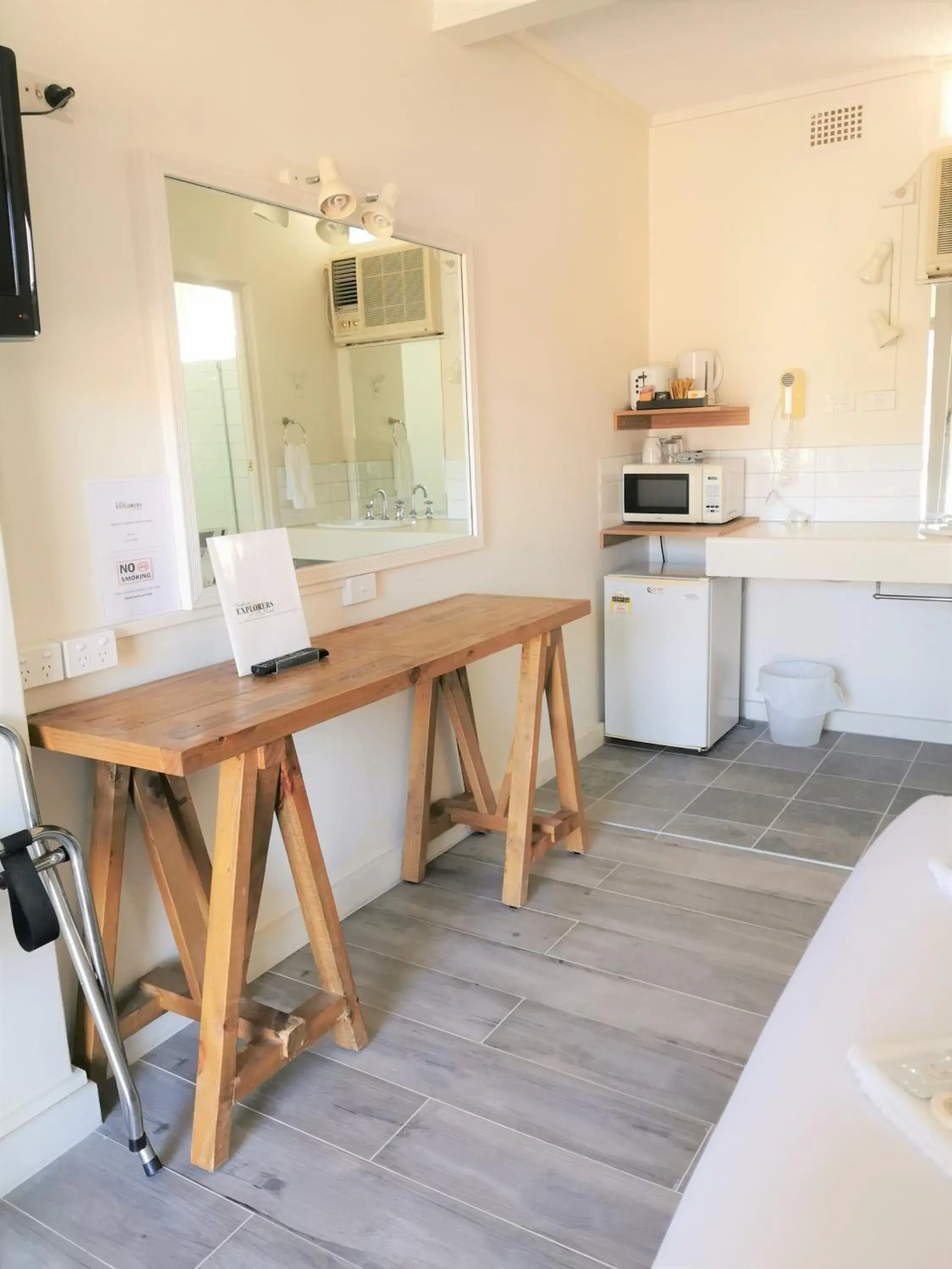 Bedroom, Kitchen/Kitchenette in Bathurst Explorers Motel