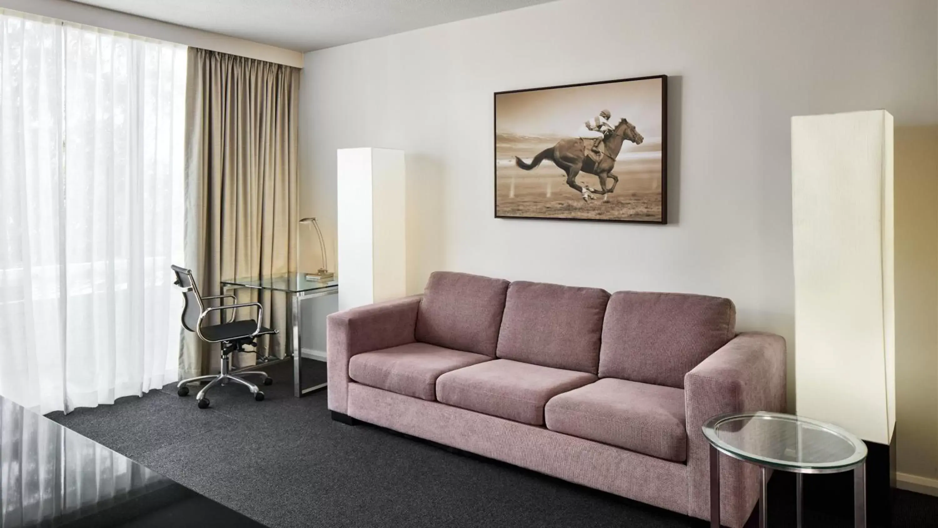 Photo of the whole room, Seating Area in Holiday Inn Warwick Farm, an IHG Hotel