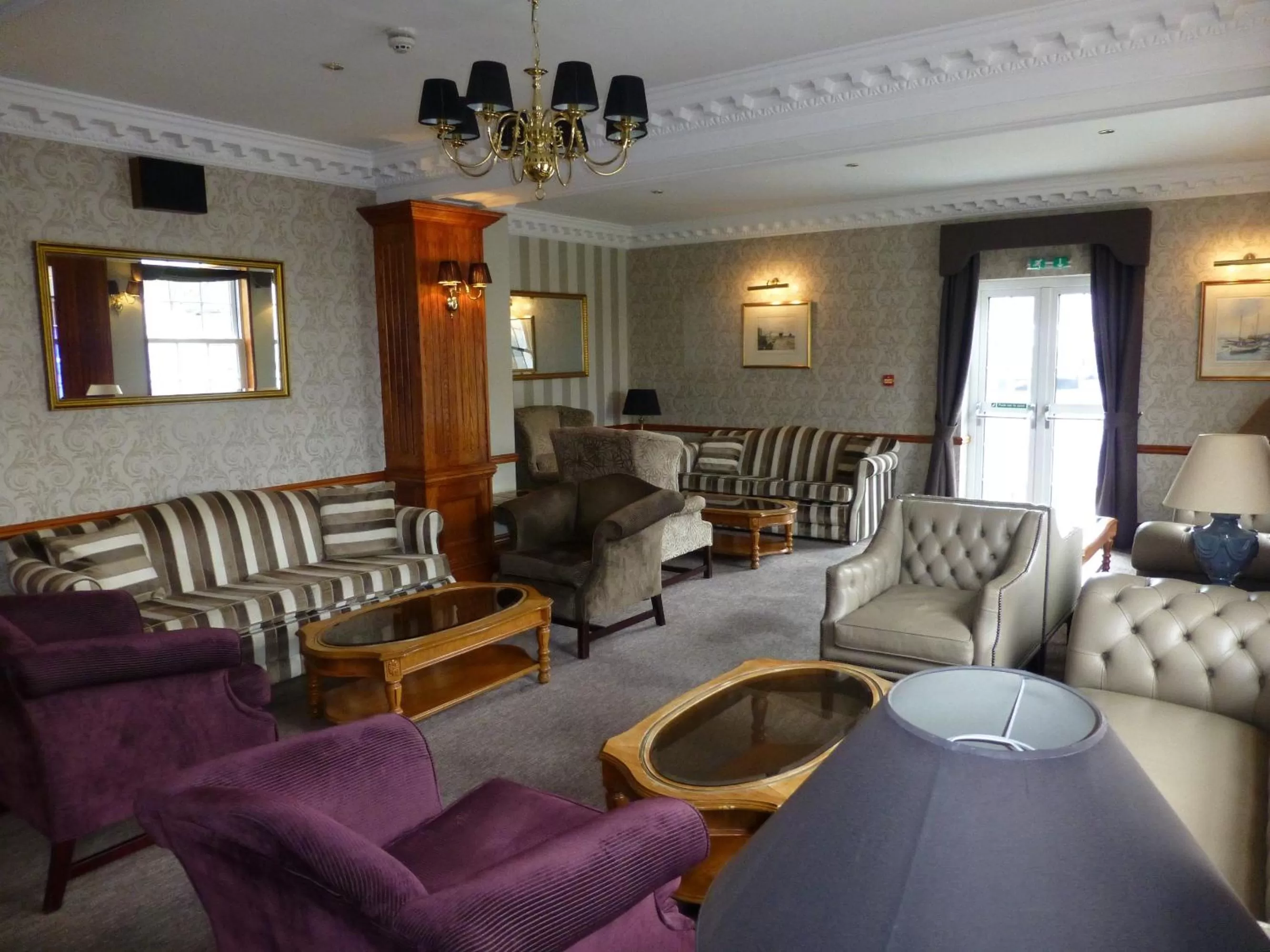 Communal lounge/ TV room in Cliff Hotel