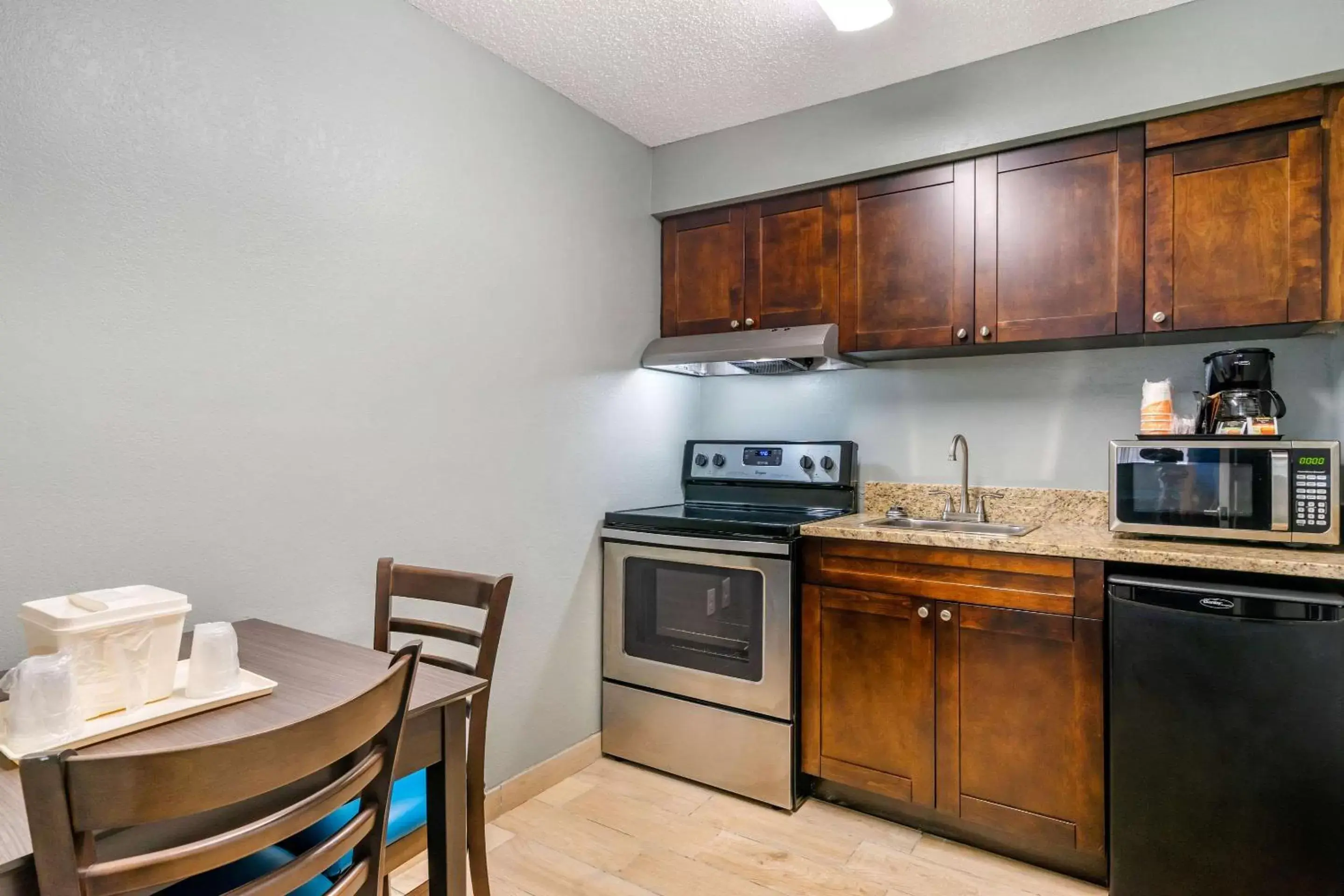 Photo of the whole room, Kitchen/Kitchenette in Comfort Inn Sun City Center-Tampa South