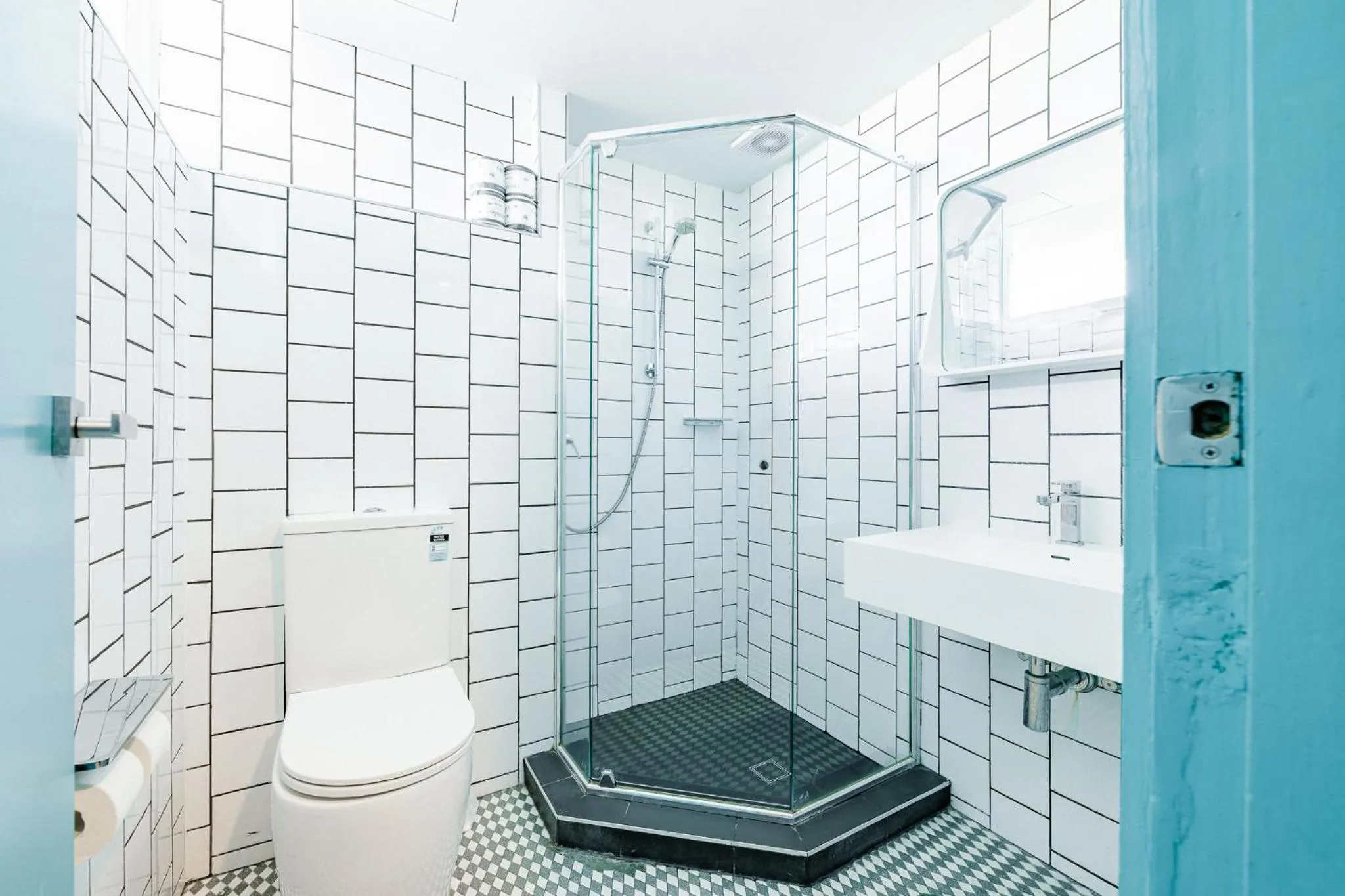 Shower in Bunk Surfers Paradise International Backpacker Hostel