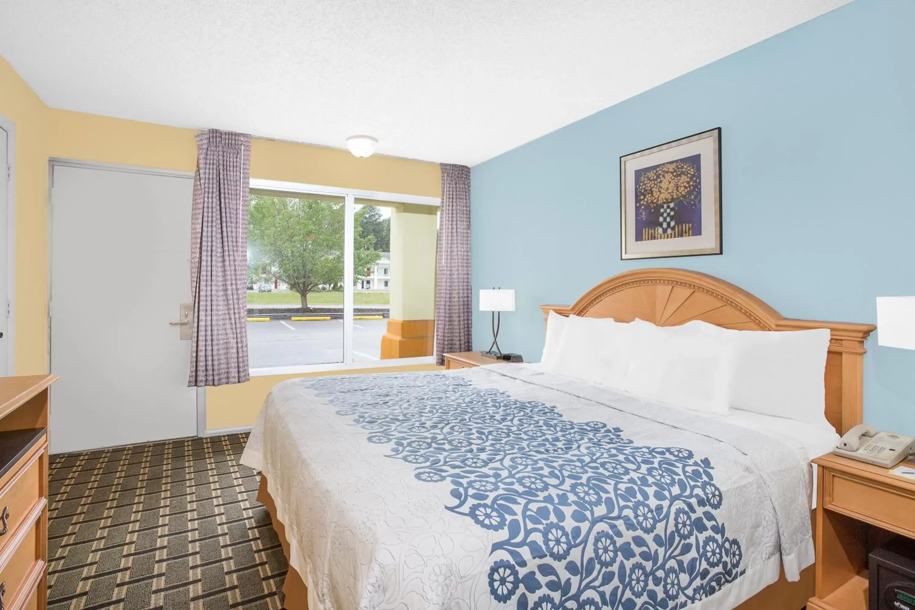 Bed in Days Inn by Wyndham Ruther Glen Kings Dominion Area