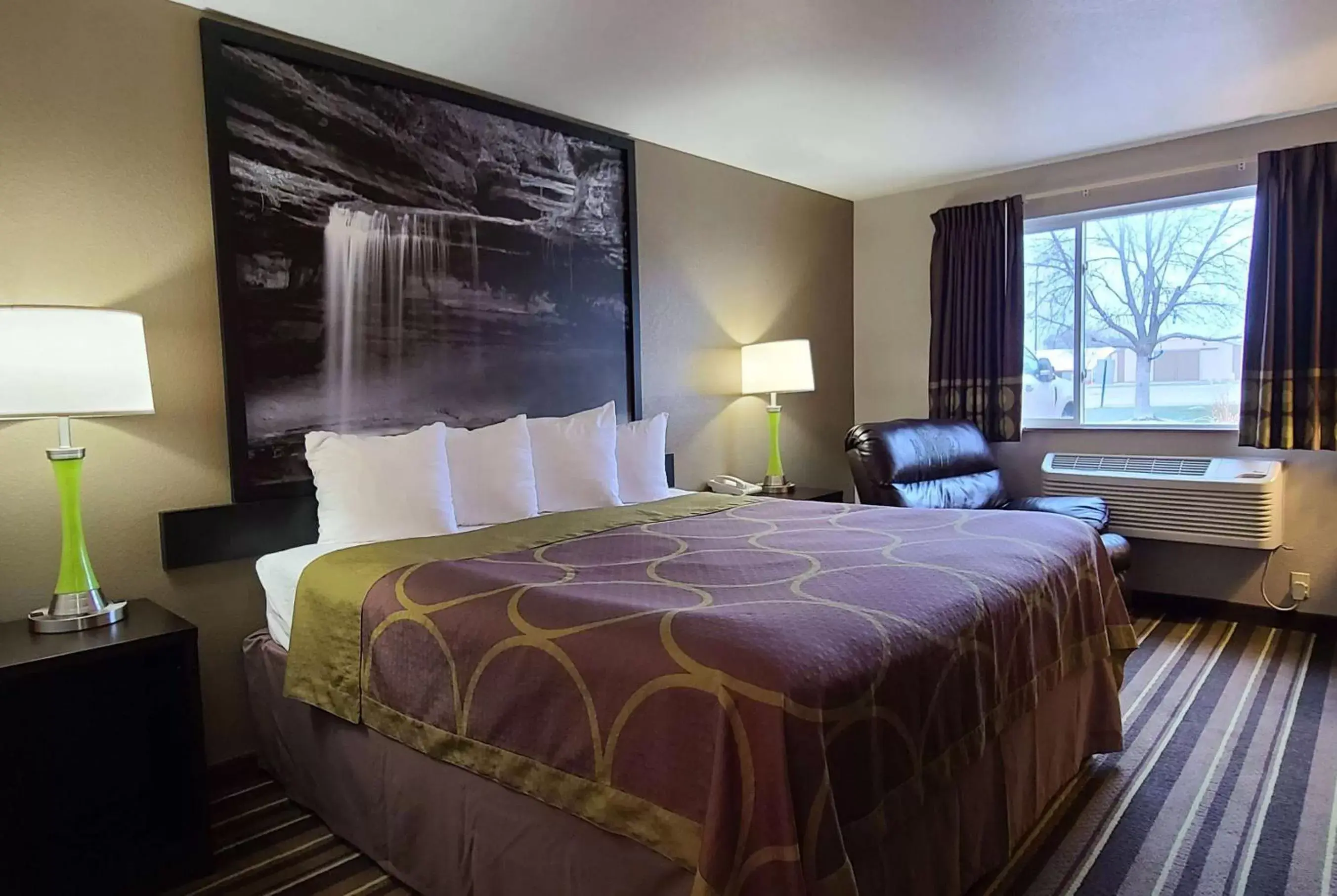 Photo of the whole room, Bed in Super 8 by Wyndham Brookings