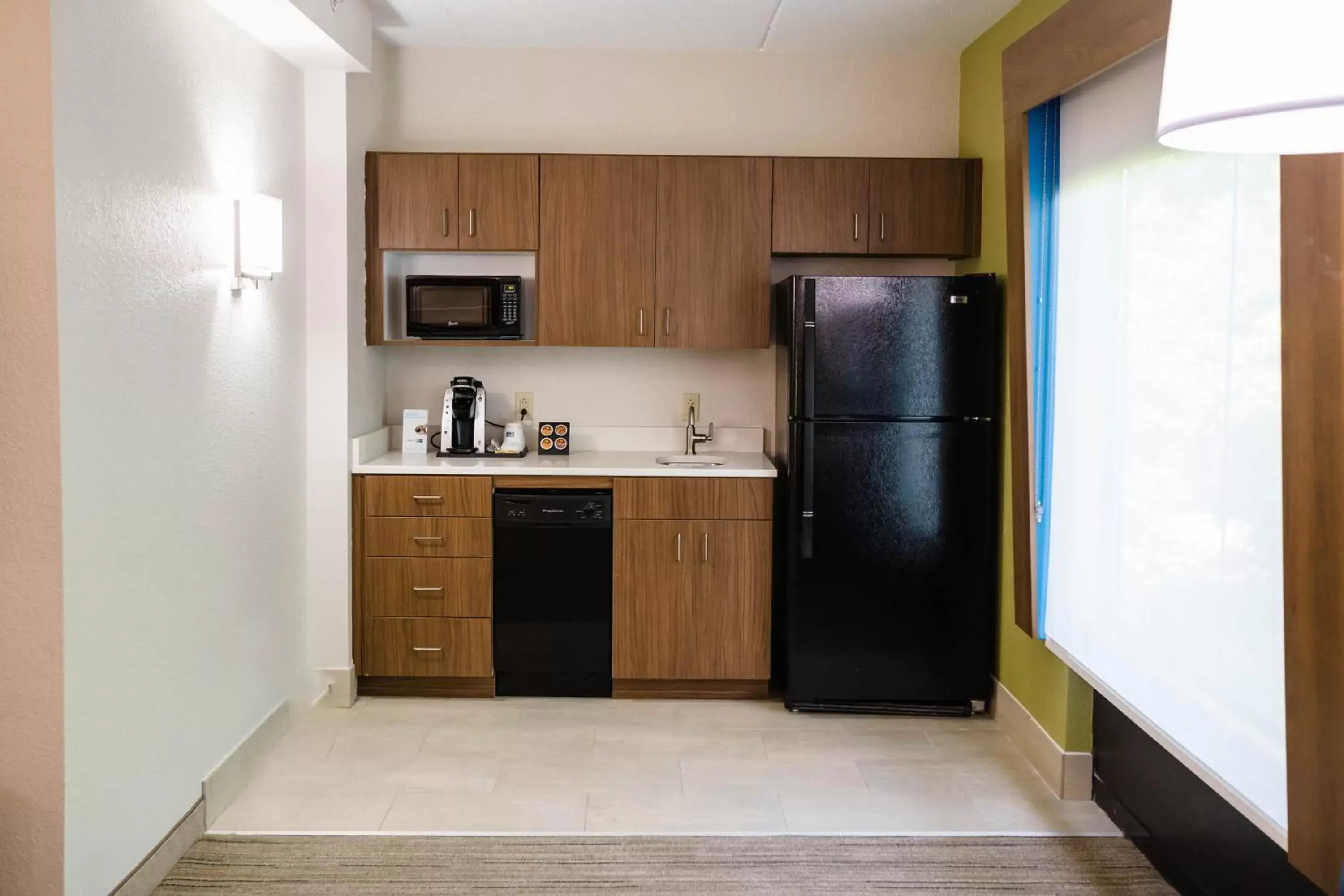 Bedroom, Kitchen/Kitchenette in Holiday Inn Express & Suites Knoxville-Farragut, an IHG Hotel