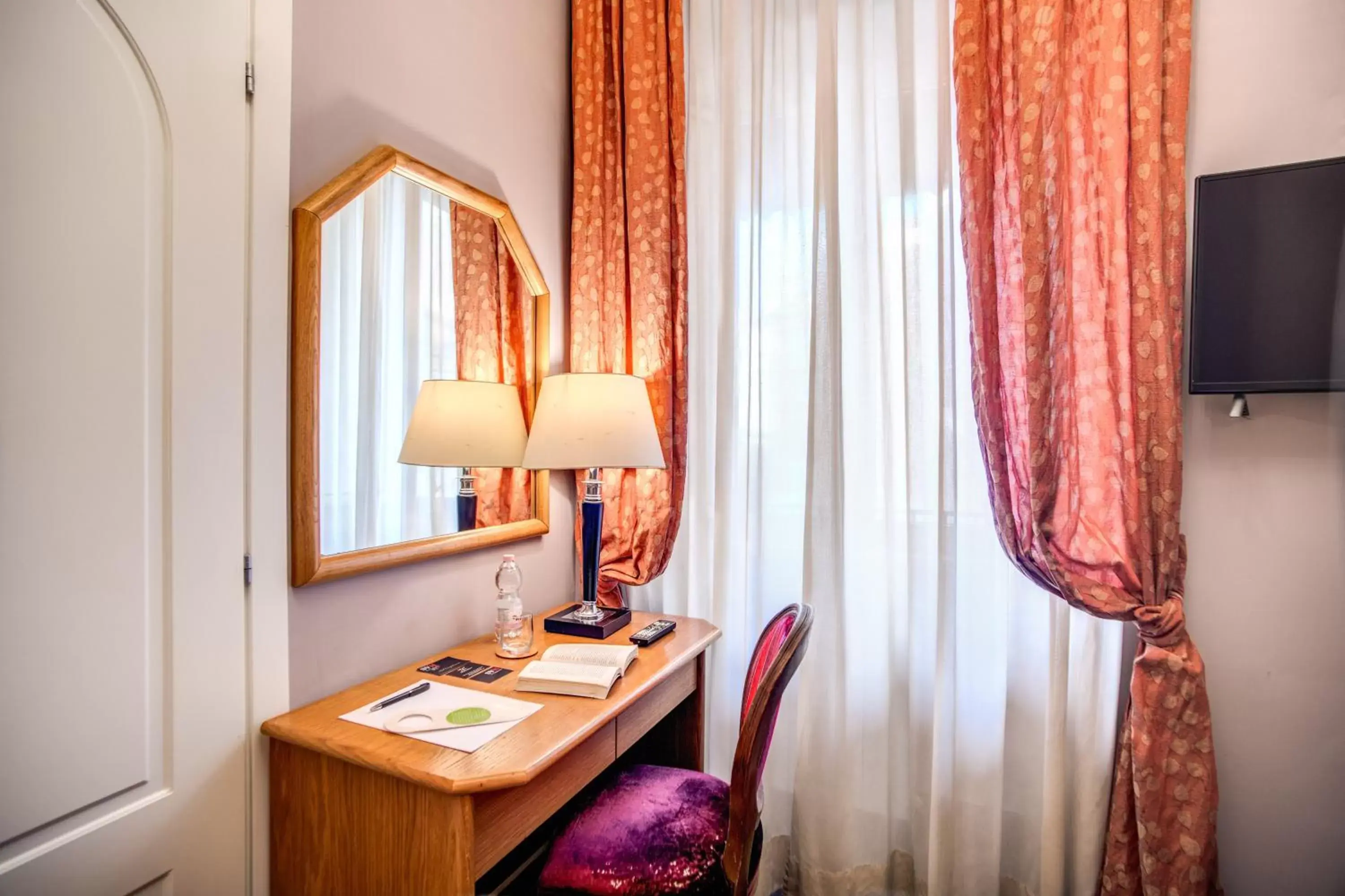 Bedroom, TV/Entertainment Center in Hotel San Valentino