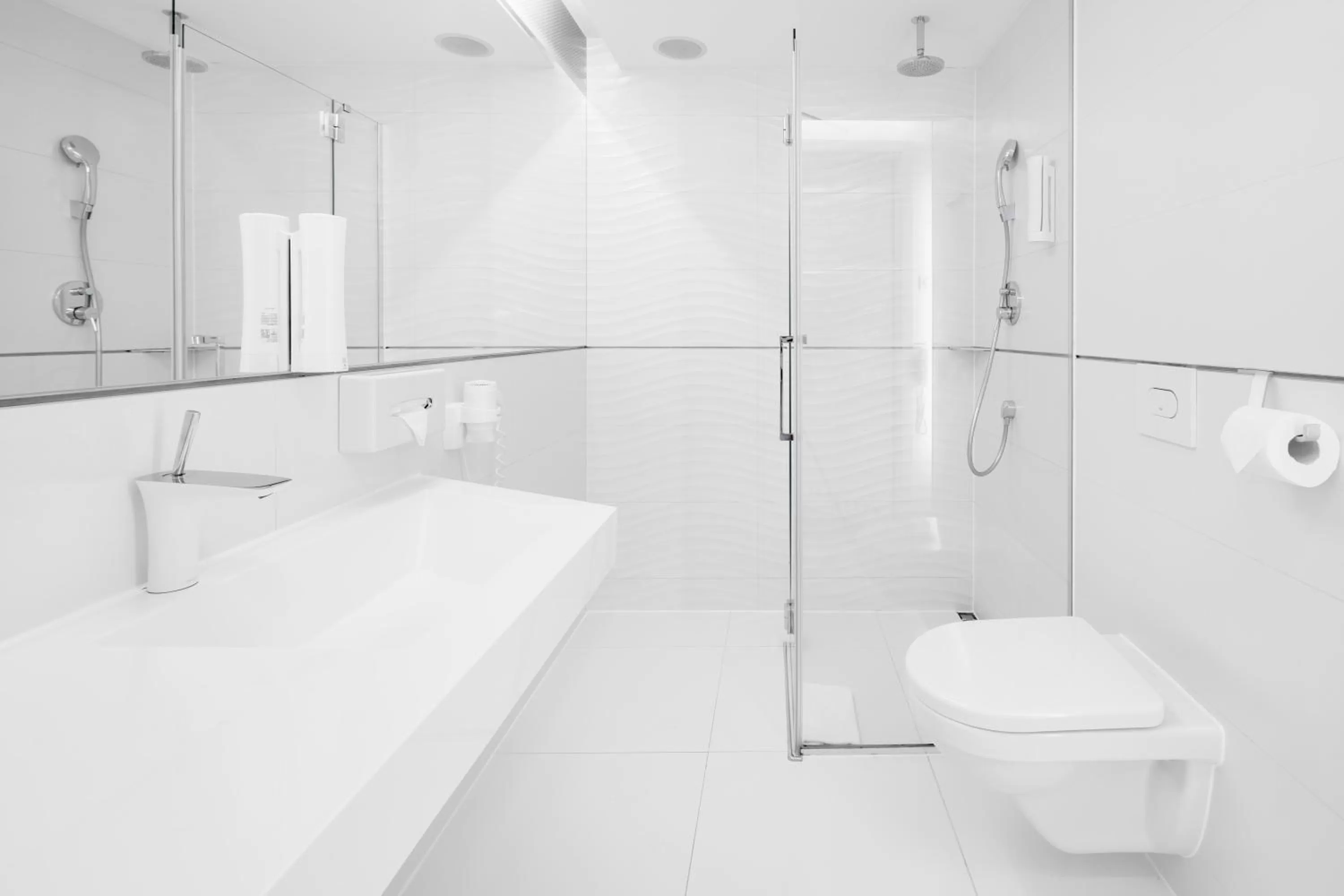 Bathroom in Ultra Marine by Zdrojowa