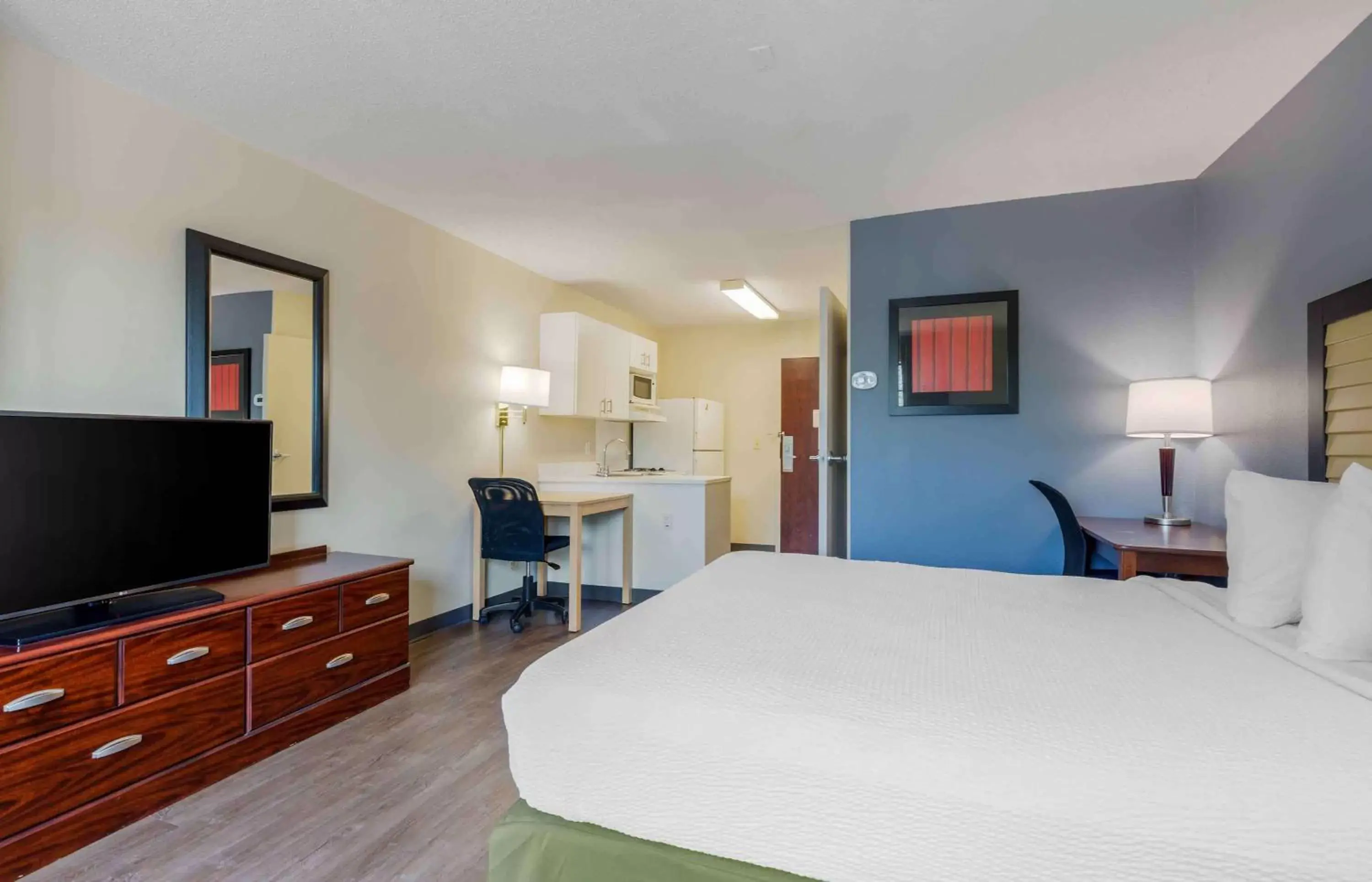 Bedroom, Bed in Extended Stay America Suites - Washington, DC - Germantown - Milestone