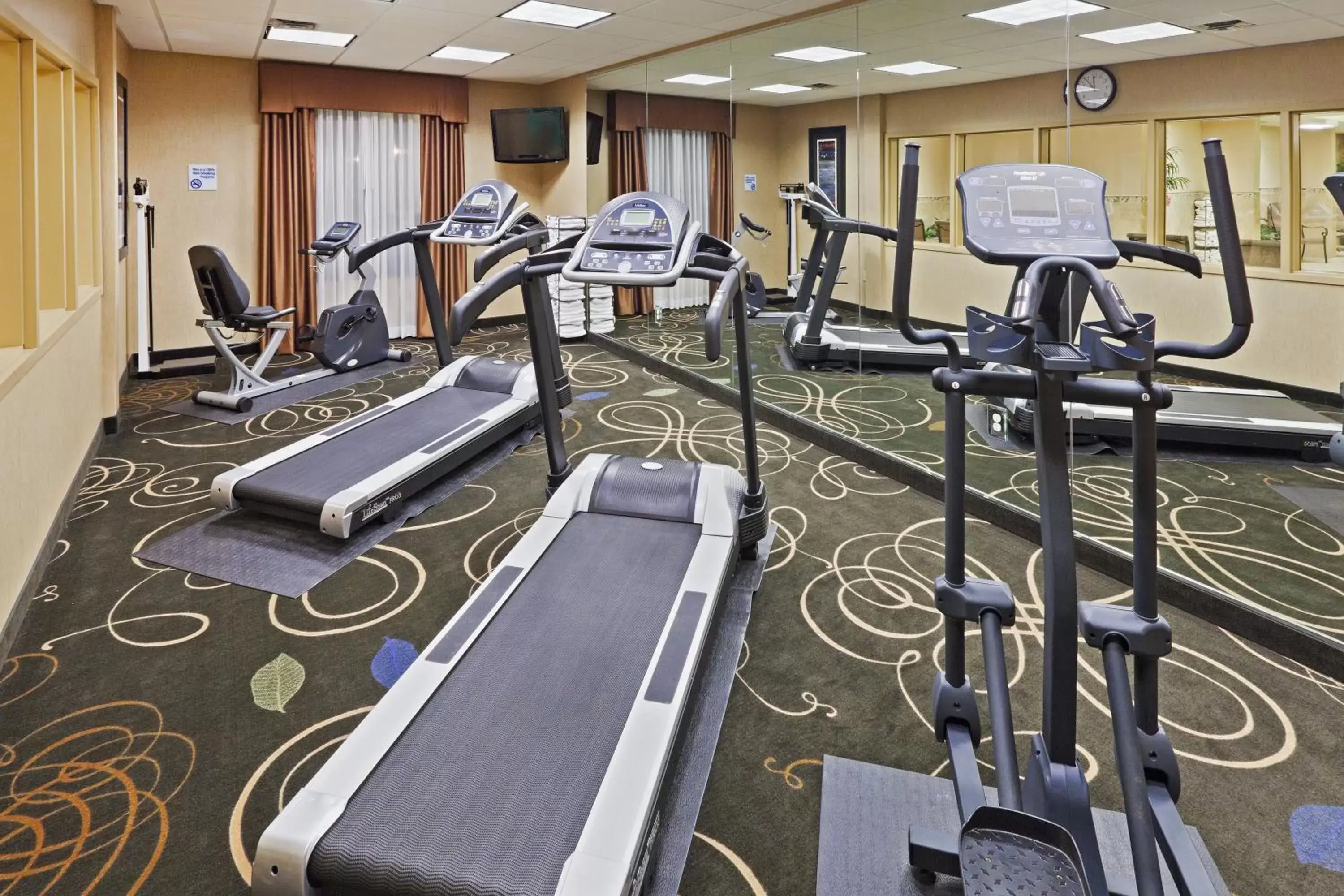 Spa and wellness centre/facilities, Fitness Center/Facilities in Holiday Inn Express & Suites Poteau, an IHG Hotel