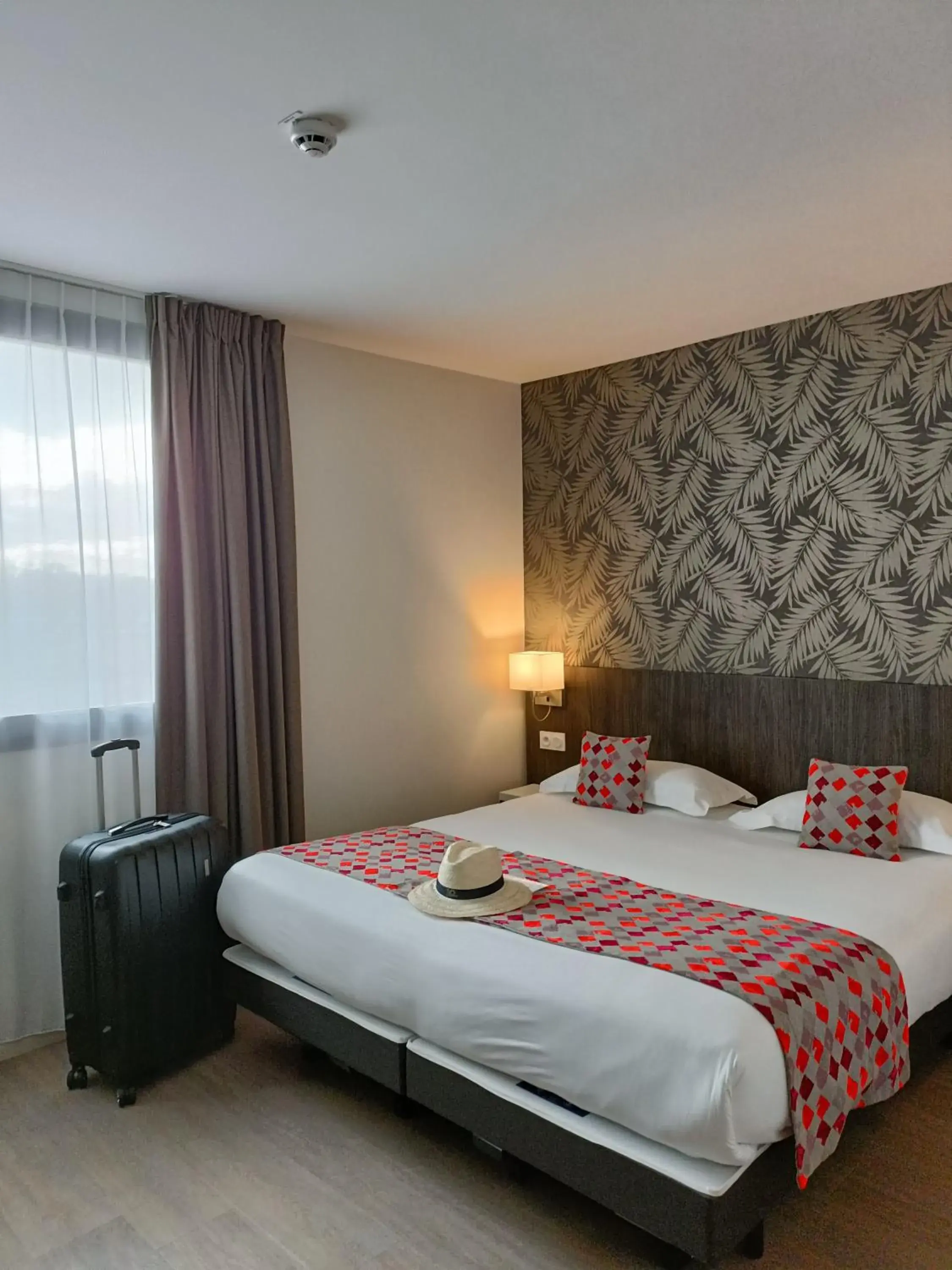 Bed in Brit Hotel Ploermel - Hotel de l'Hippodrome