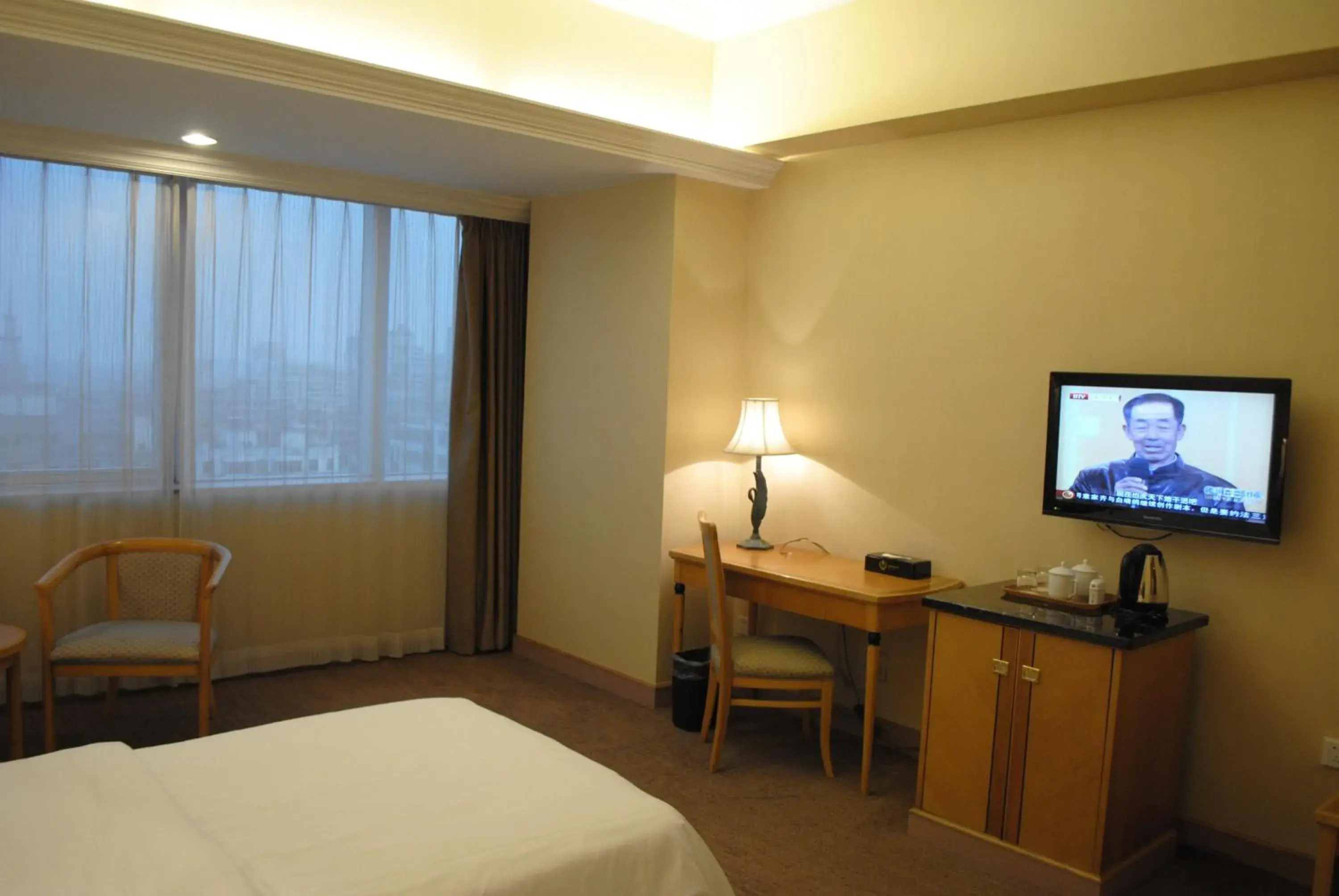 Bed, TV/Entertainment Center in Guangzhou New Century Hotel