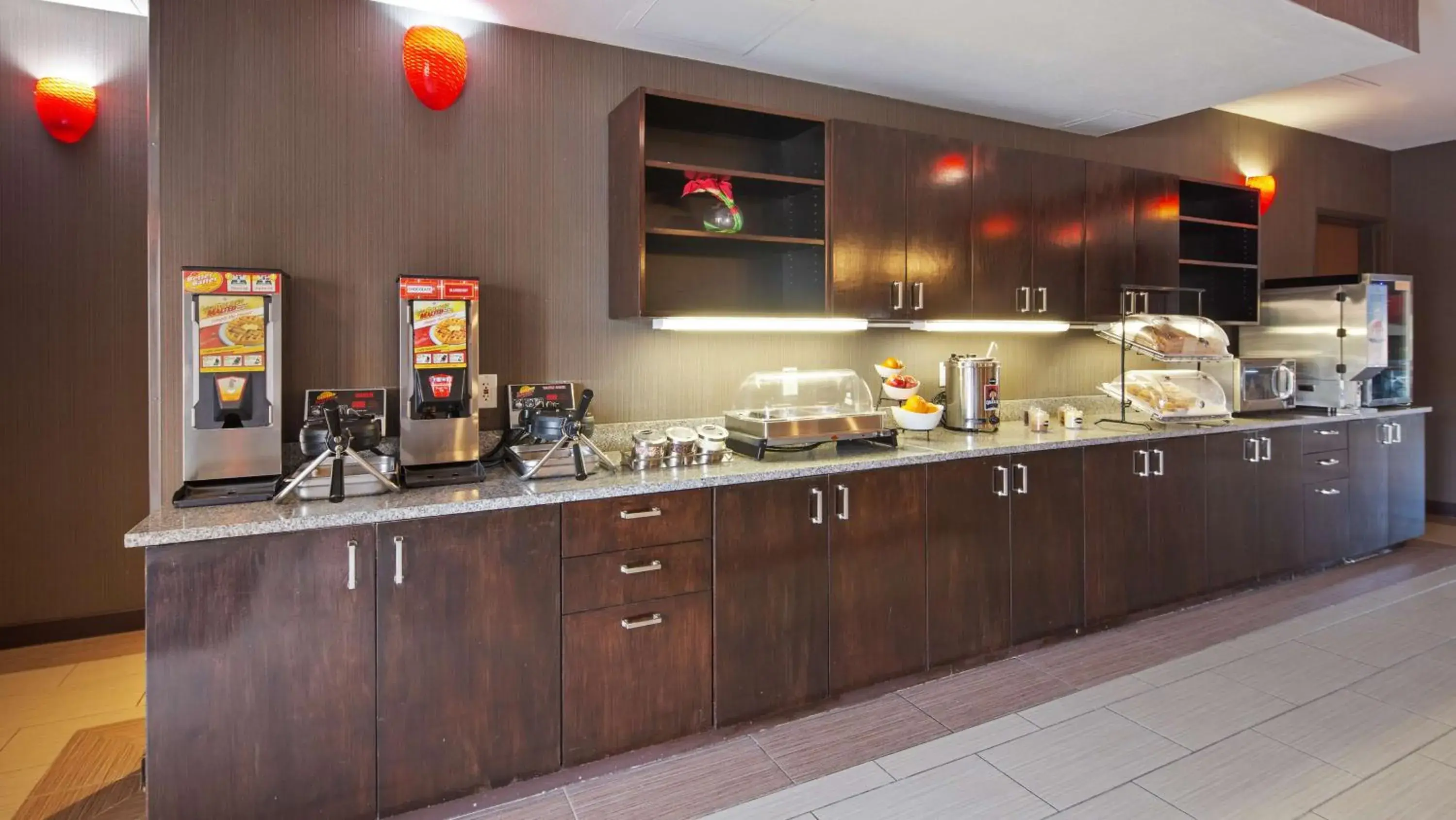 Restaurant/places to eat, Kitchen/Kitchenette in Best Western PLUS Austin Airport Inn & Suites