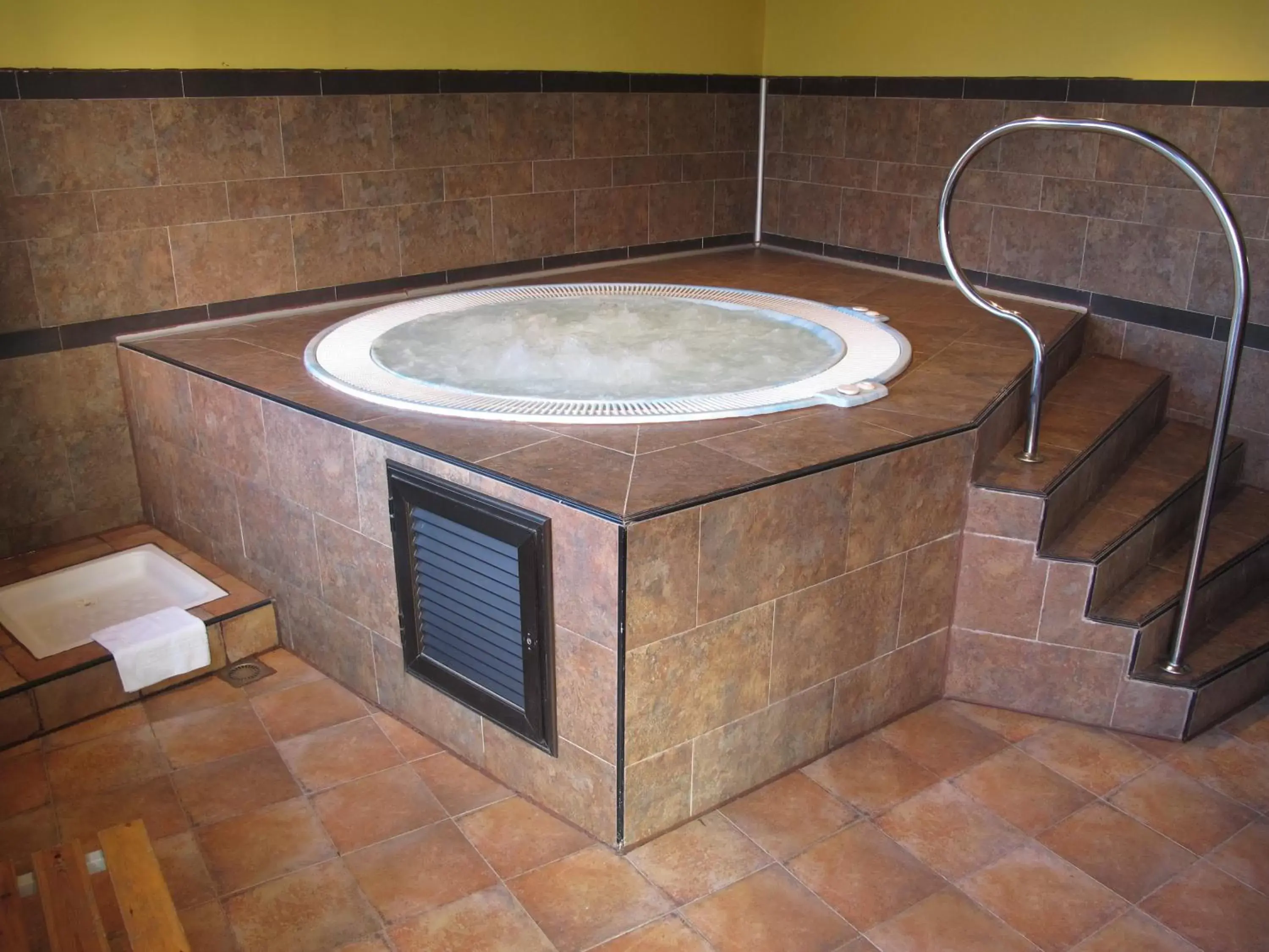 Hot Tub, Bathroom in Hotel Màgic Pas