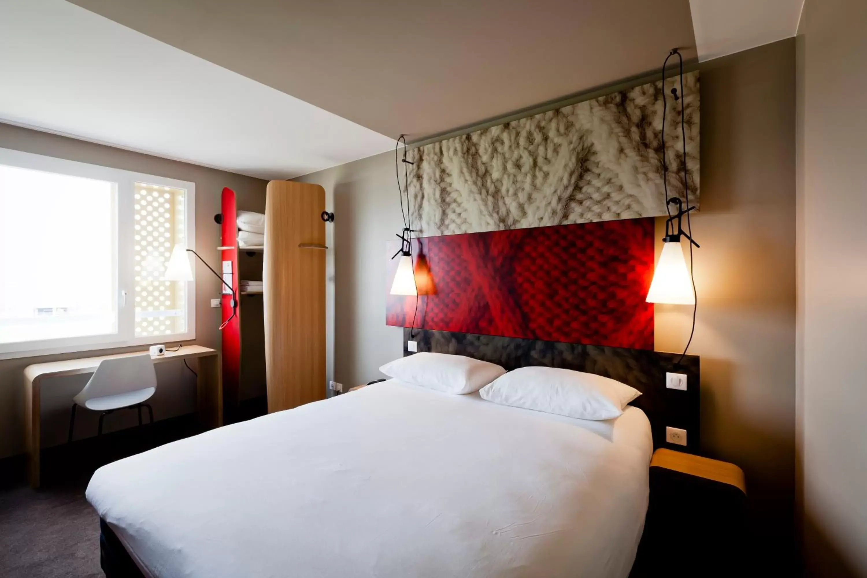 Shower, Bed in ibis Lyon Carre De Soie