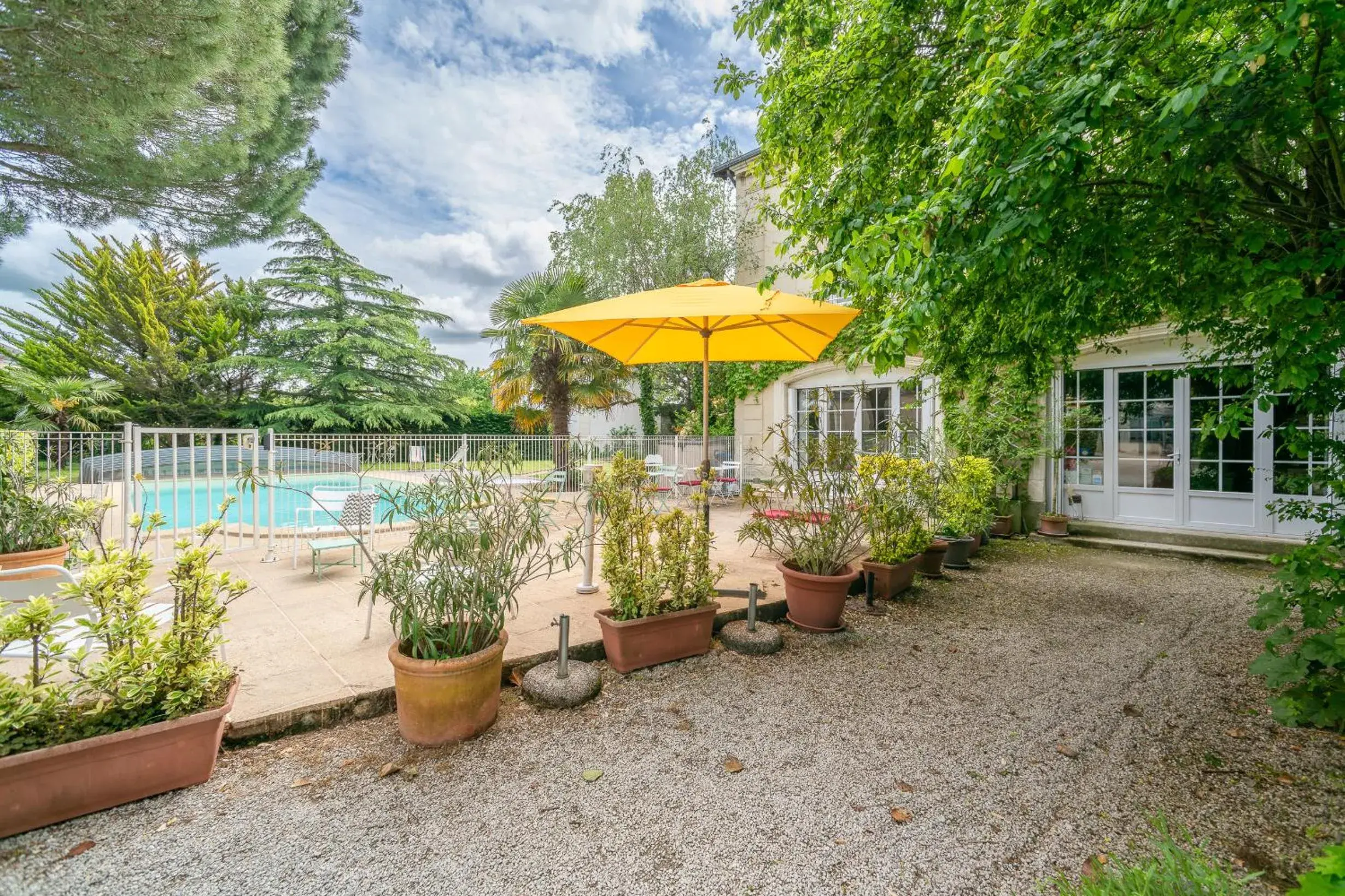 Patio, Swimming Pool in Maison d'hôtes Villa Richelieu
