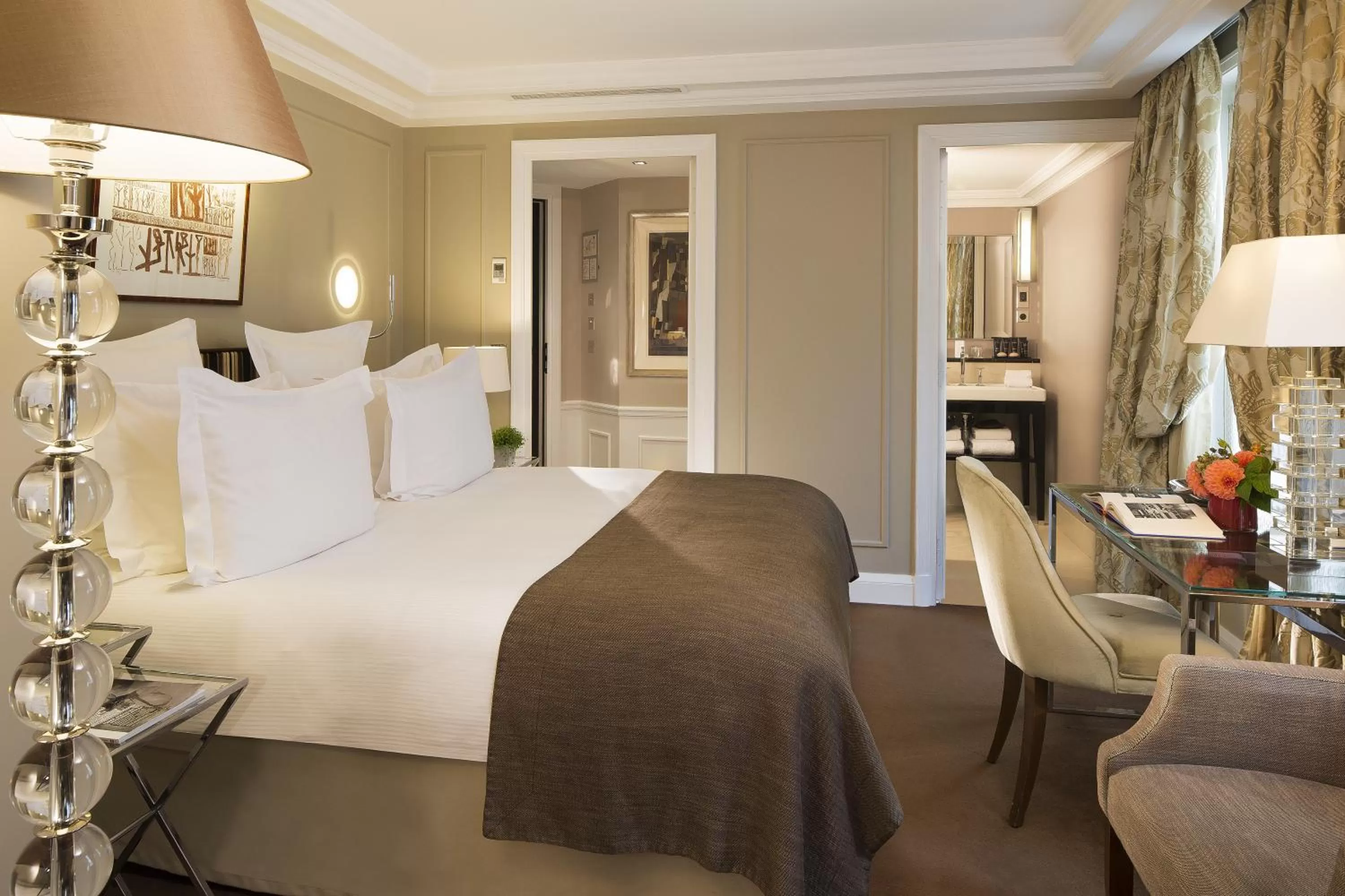 Photo of the whole room, Bed in Le Burgundy Paris