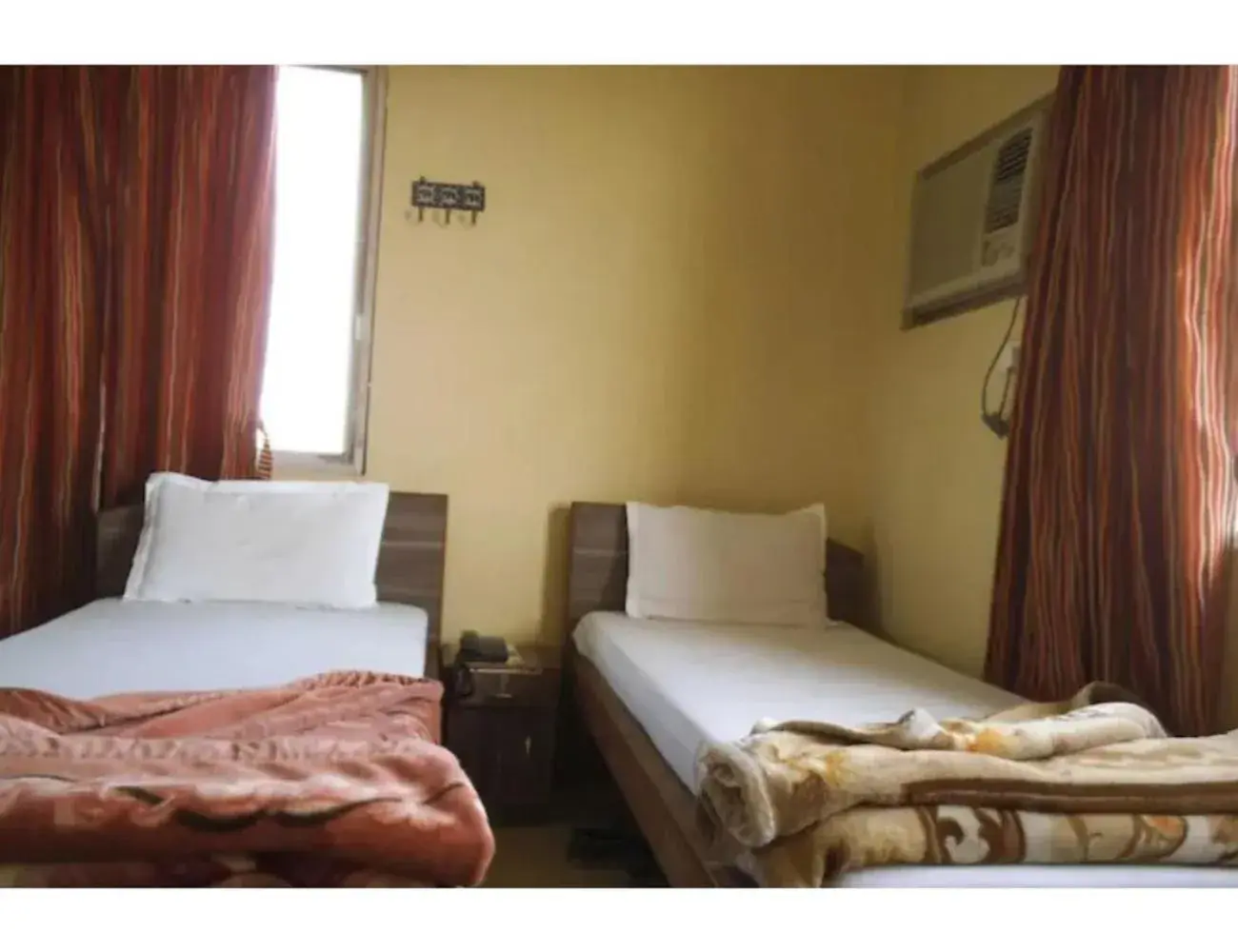 Bed in Goroomgo Central Guest House Agartala