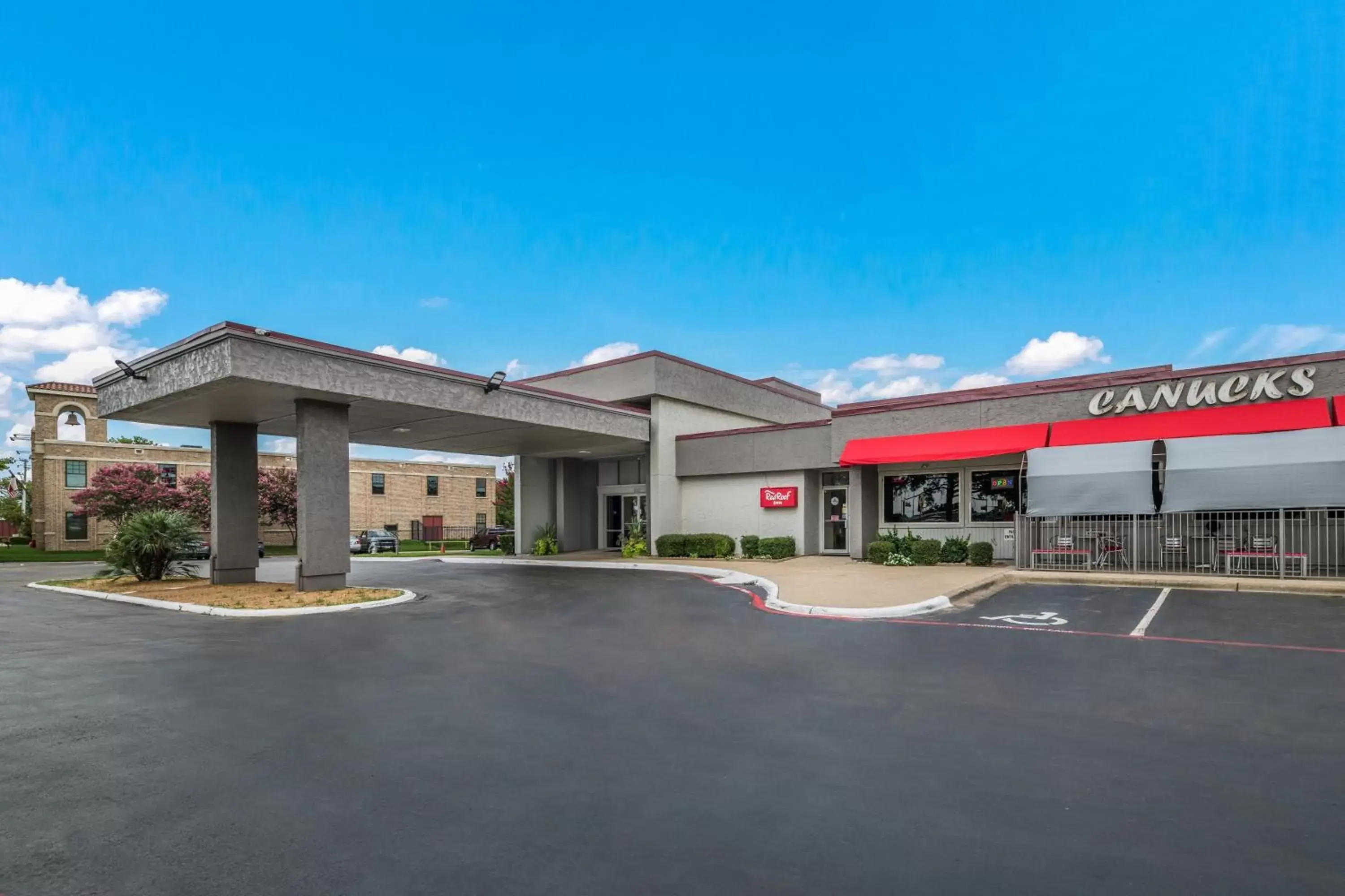 Property building, Facade/Entrance in Red Roof Inn Lewisville