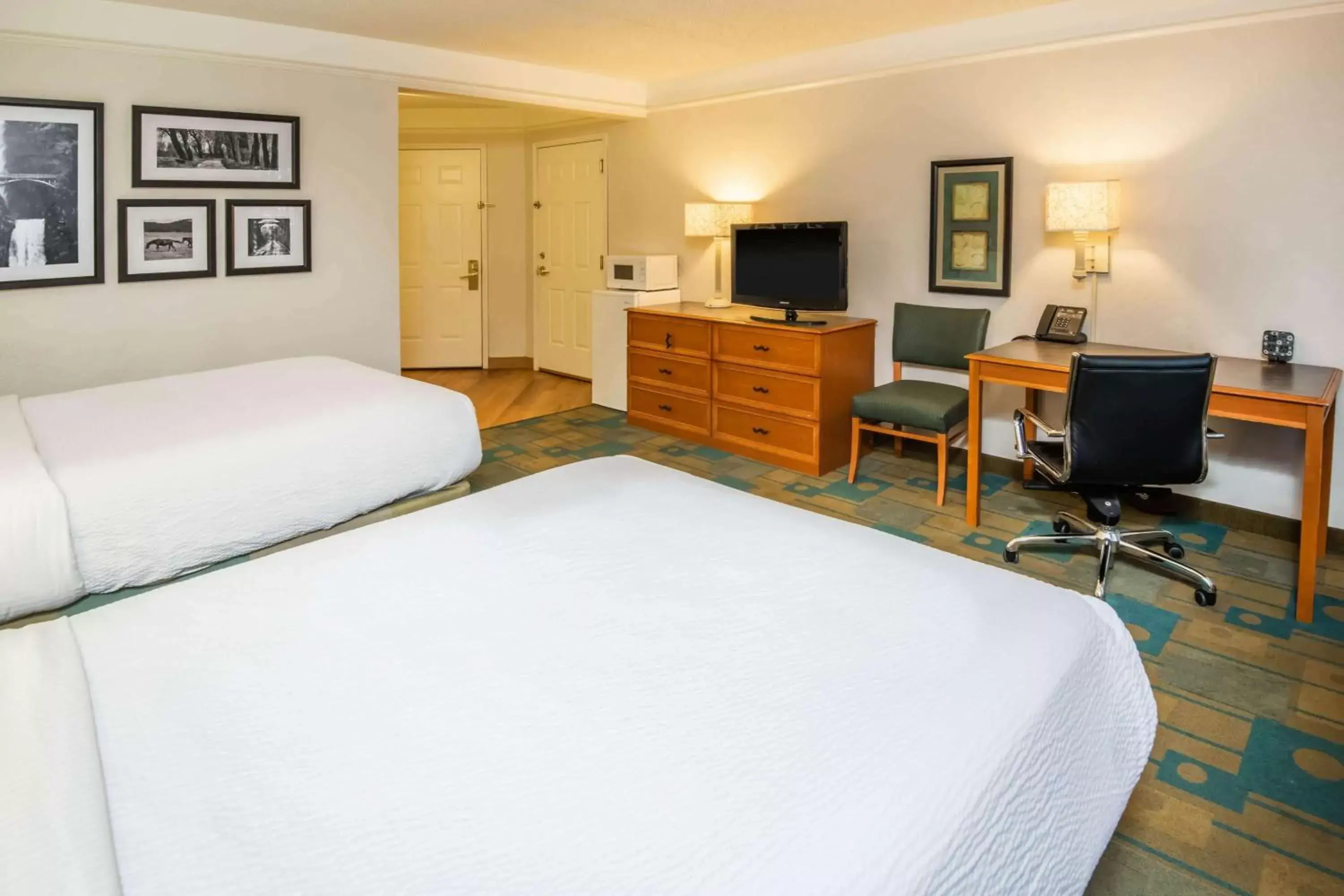 Photo of the whole room, Bed in La Quinta by Wyndham Colorado Springs South Airport