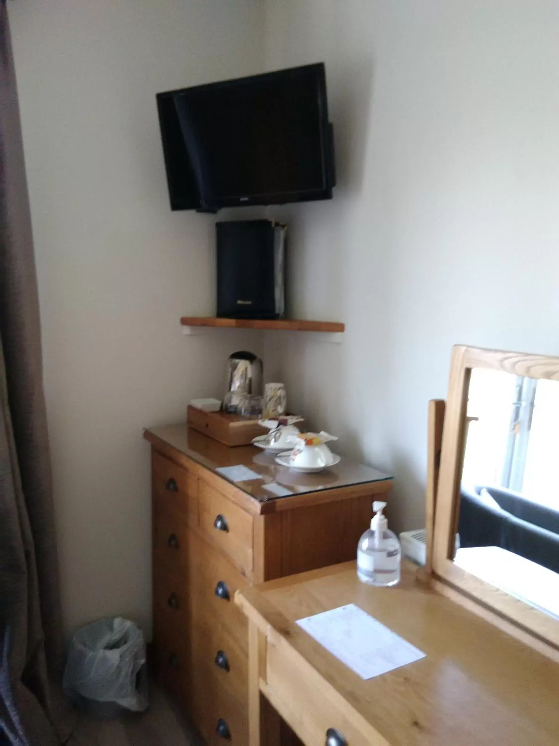 Coffee/tea facilities, TV/Entertainment Center in White Cottage B and B