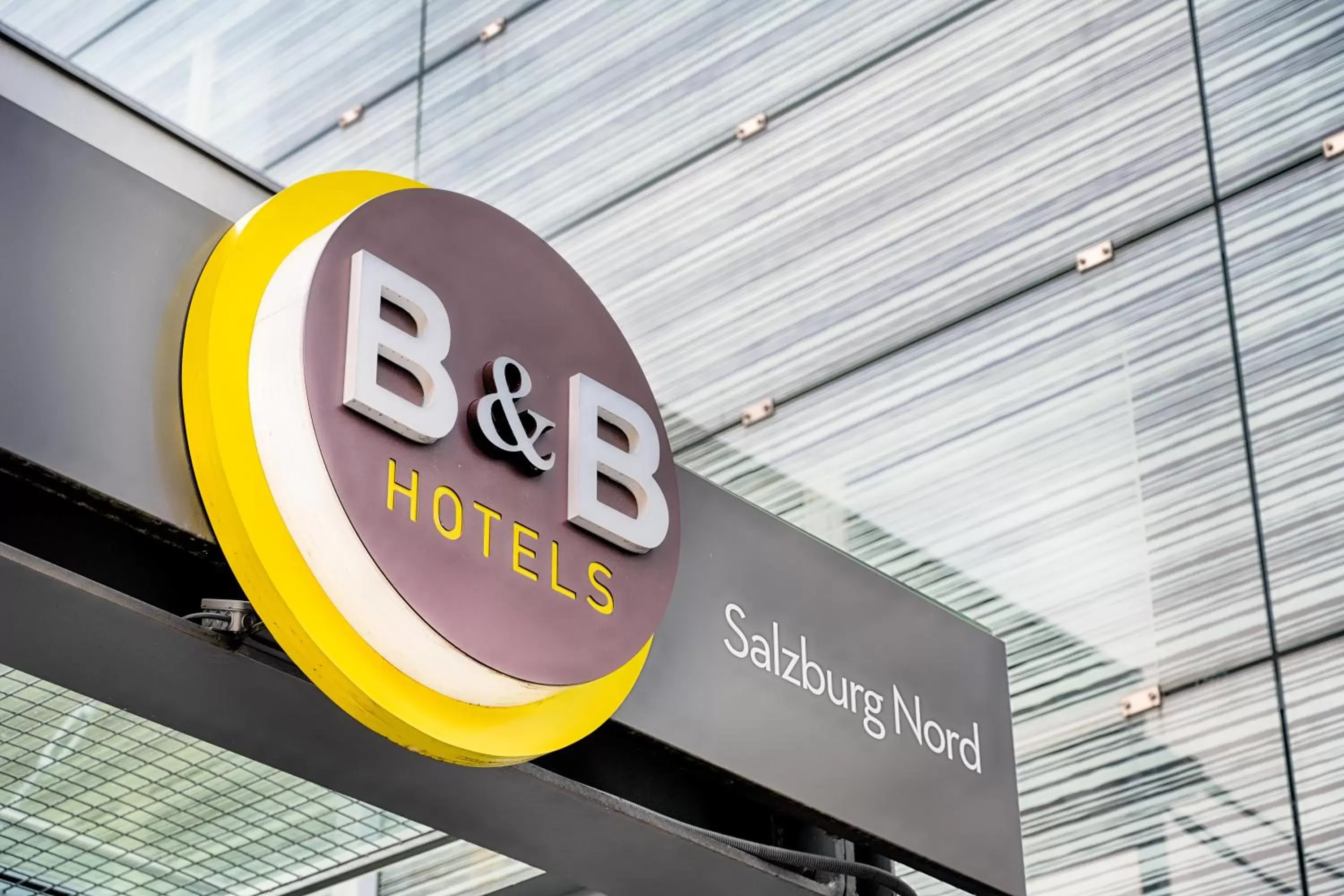 Property building, Property Logo/Sign in B&B Hotel Salzburg-Nord