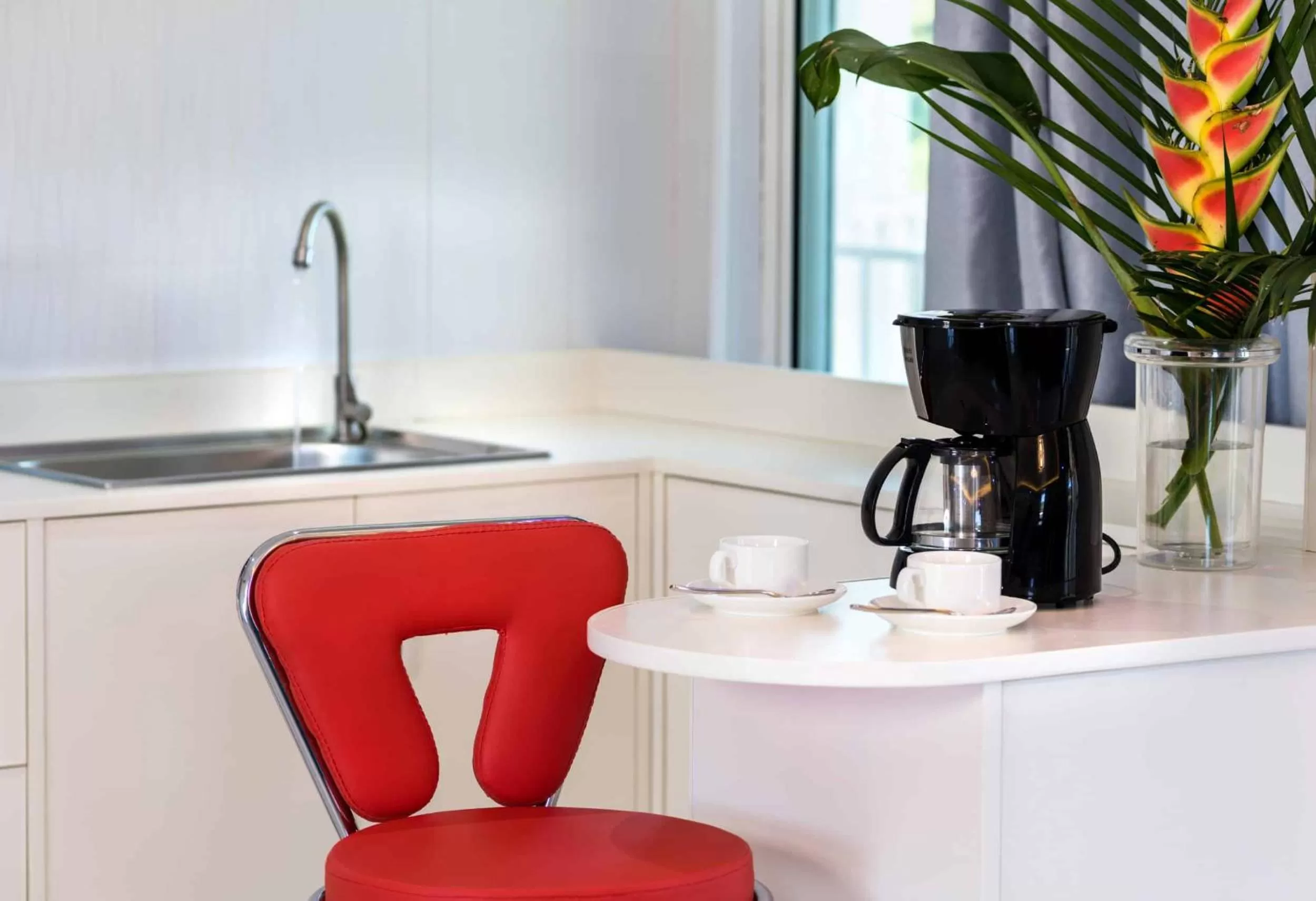 Coffee/tea facilities in Riverside Hotel