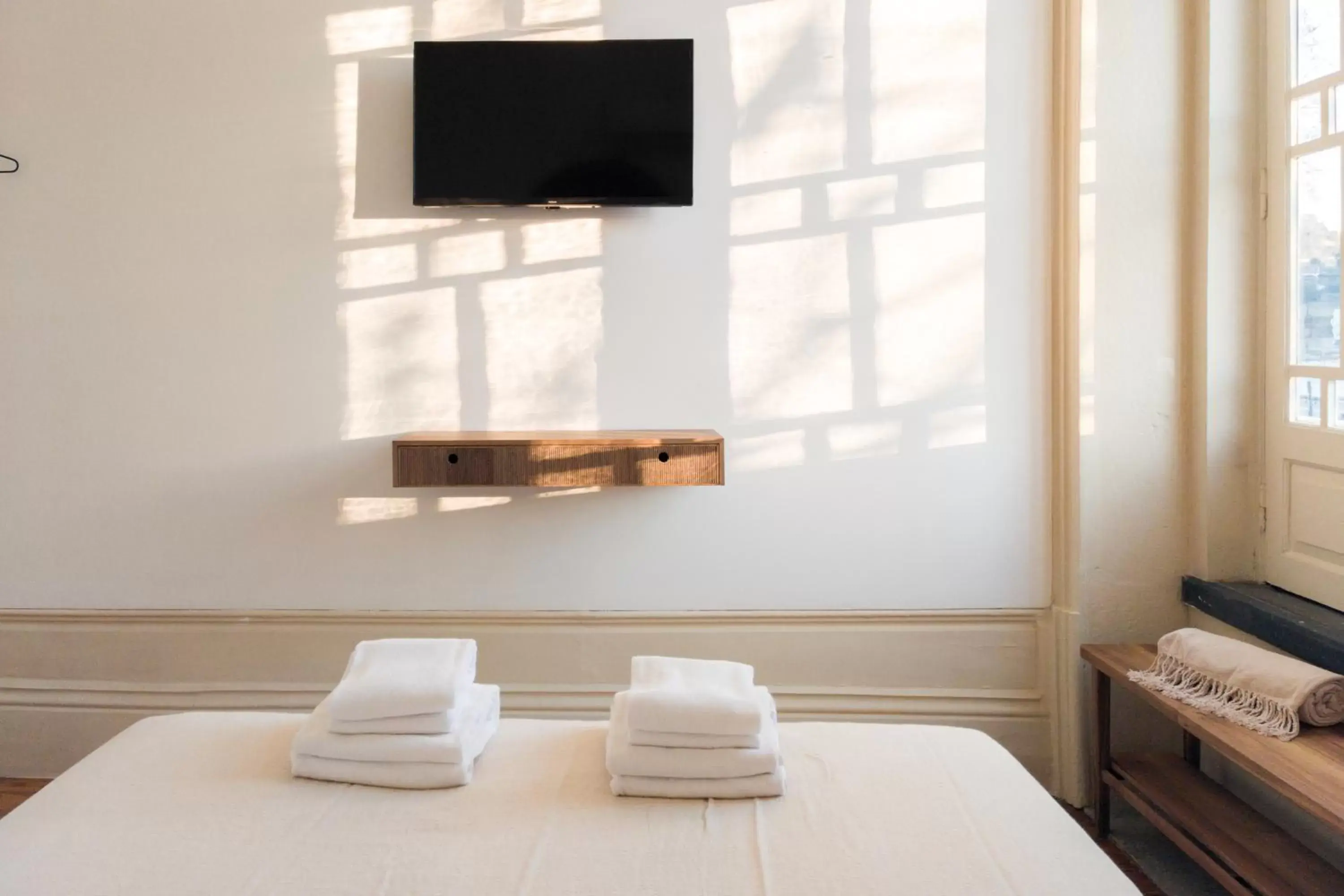 Bedroom, TV/Entertainment Center in Alameda Suites @ Porto River