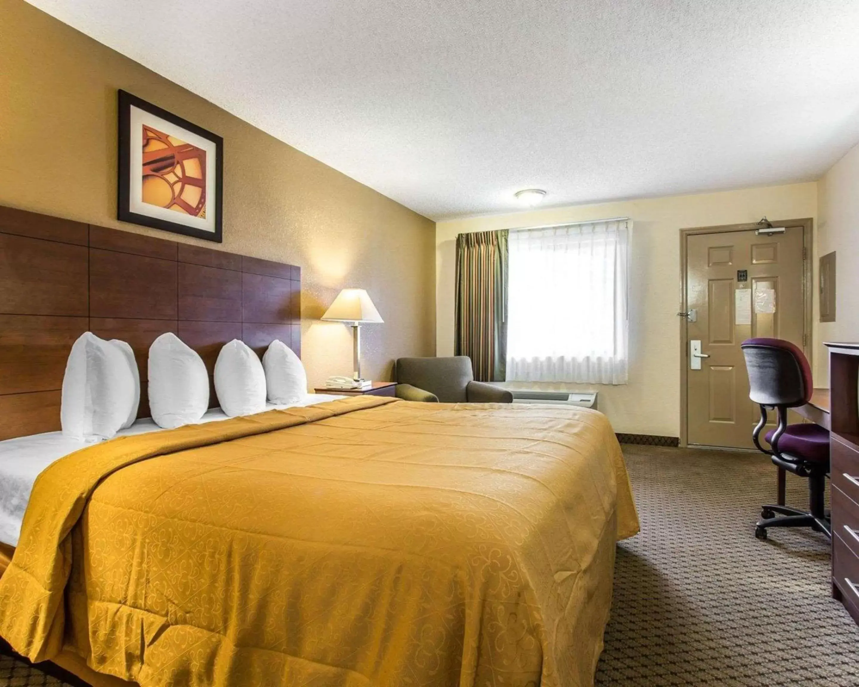Photo of the whole room, Bed in Quality Inn & Suites Morrow Atlanta South