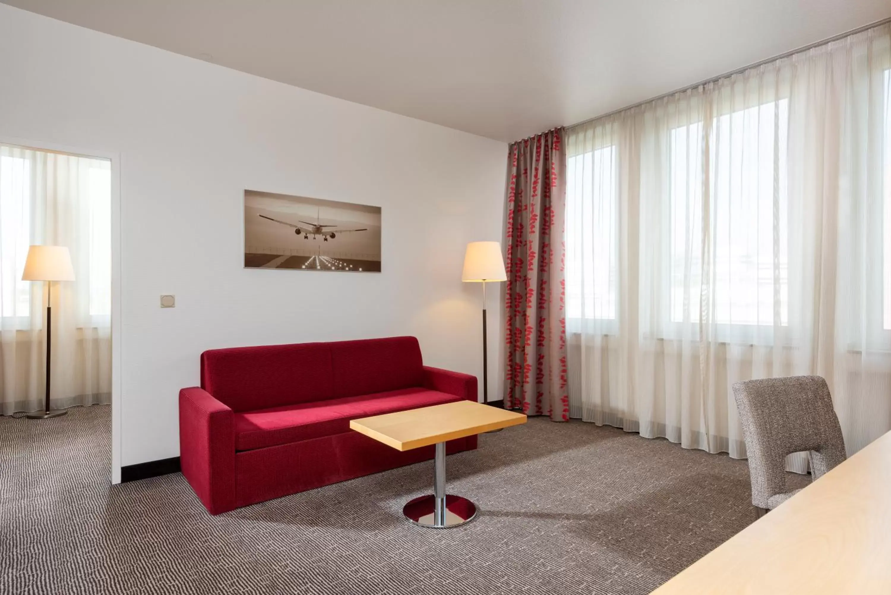 Living room, Seating Area in Holiday Inn Frankfurt Airport - Neu-Isenburg, an IHG Hotel