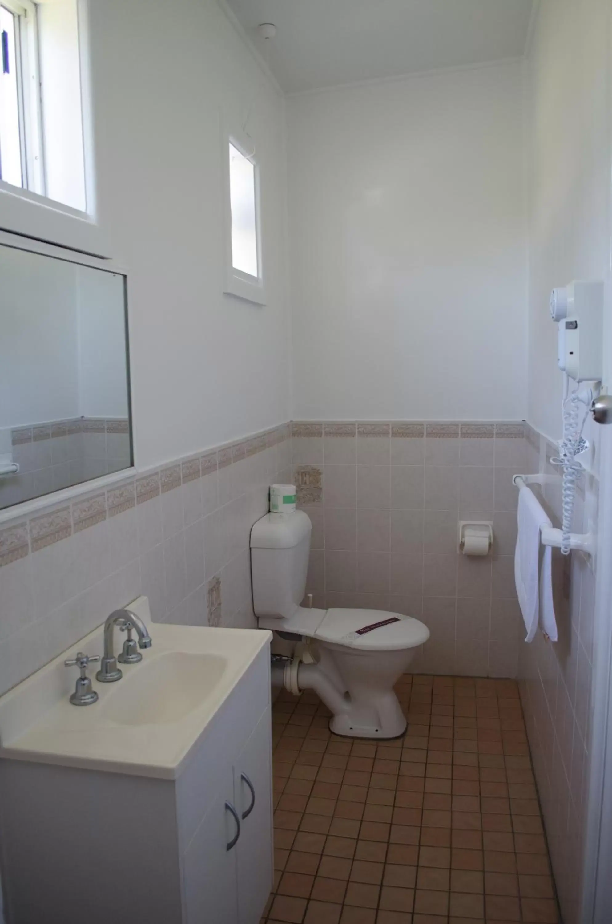 Shower, Bathroom in Fairway Lodge Motel