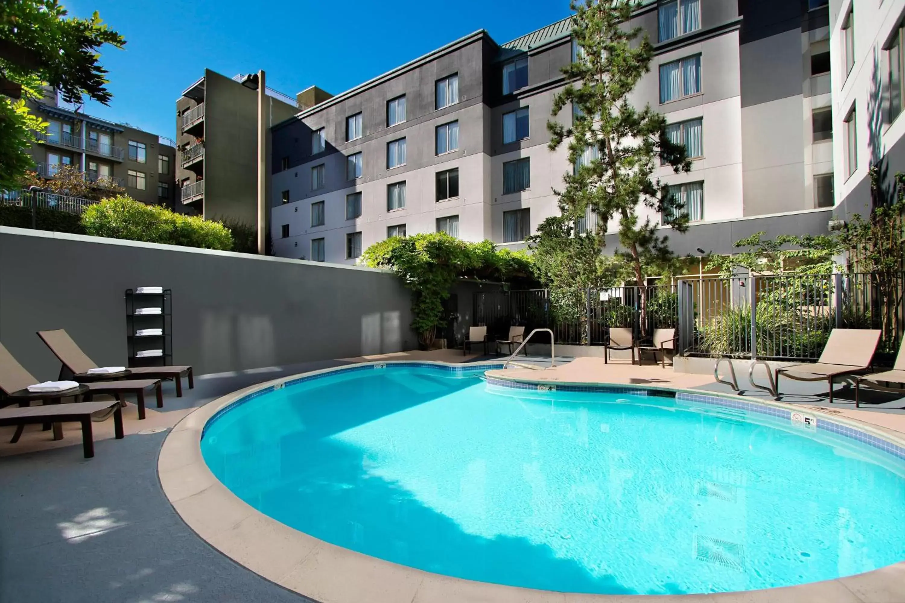 Swimming Pool in Courtyard Oakland Downtown