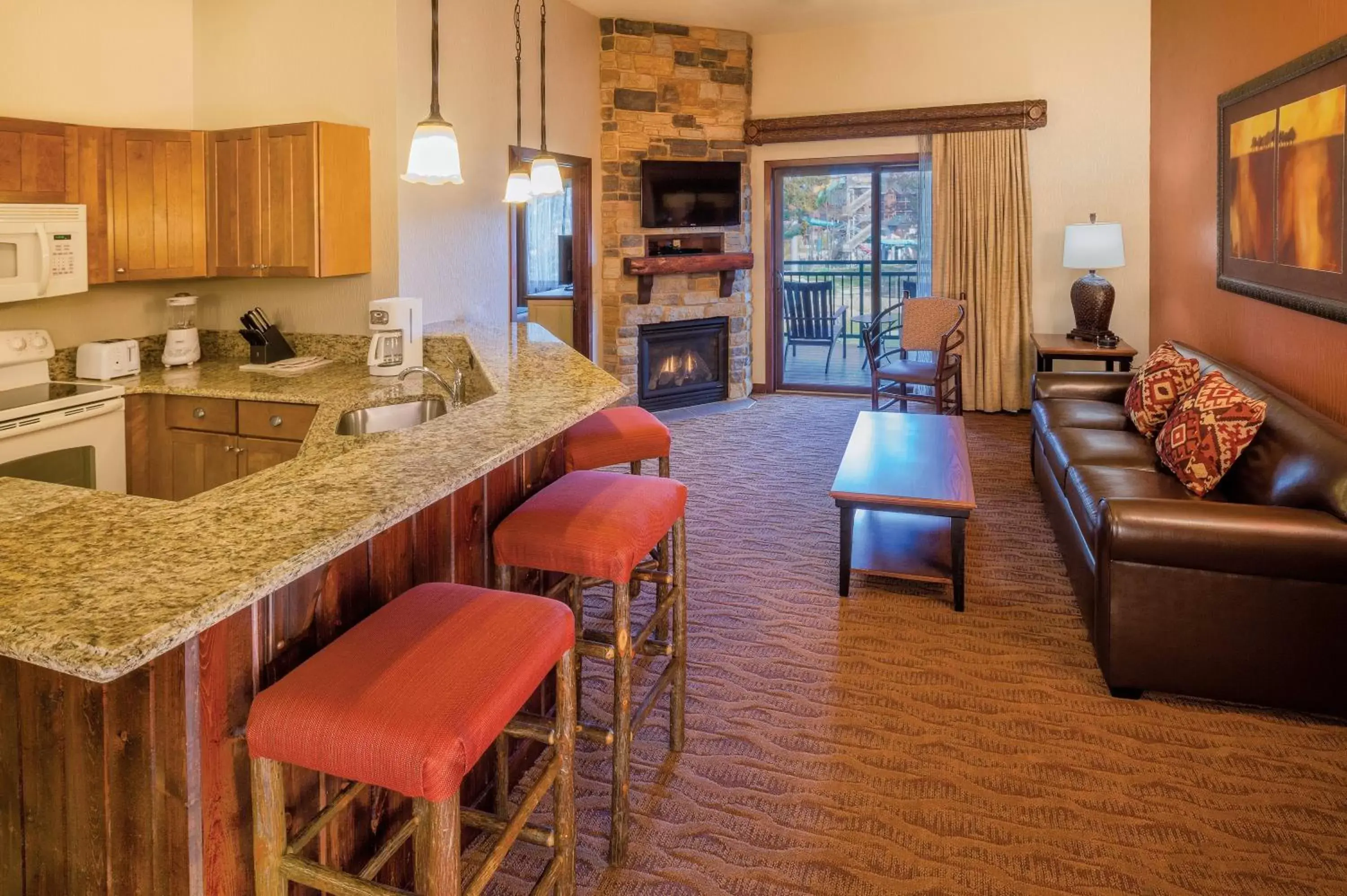 Living room, Kitchen/Kitchenette in Club Wyndham Glacier Canyon