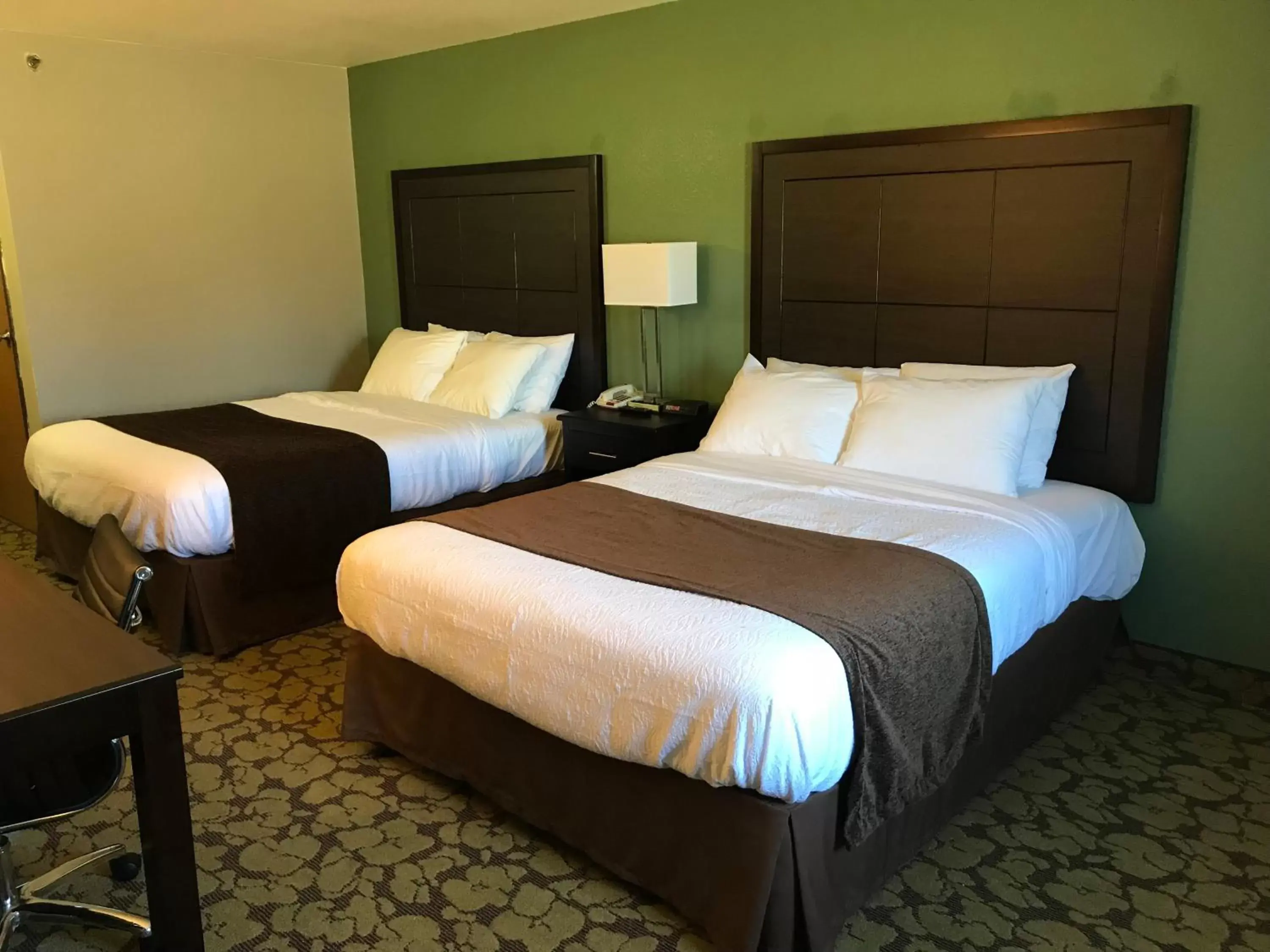 Bedroom, Bed in SureStay Plus Hotel by Best Western Bettendorf